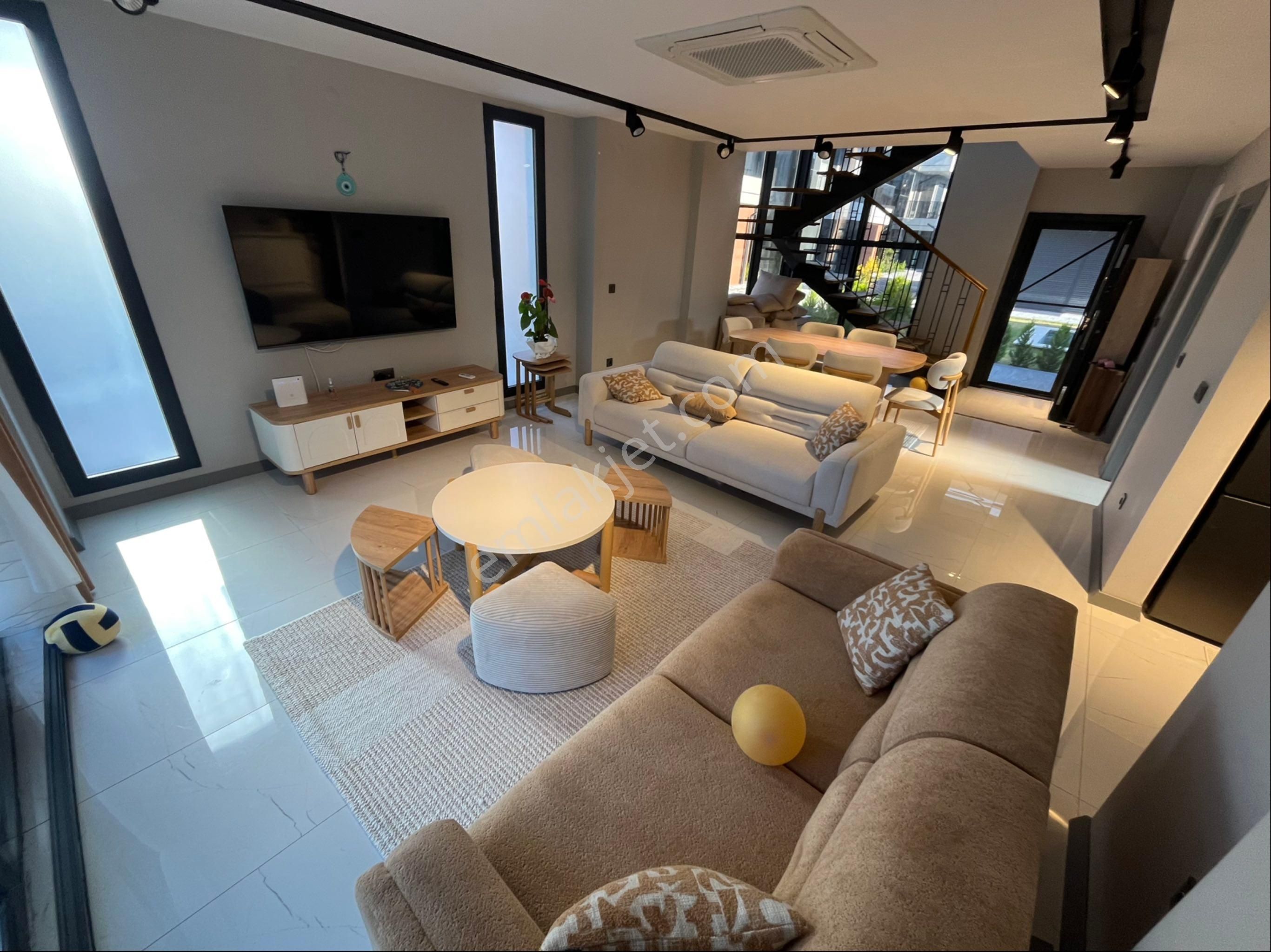 Kuşadasında Müstakil Özel Havuzlu Deniz Manzaralı Eşyalı Villa - Görsel 4