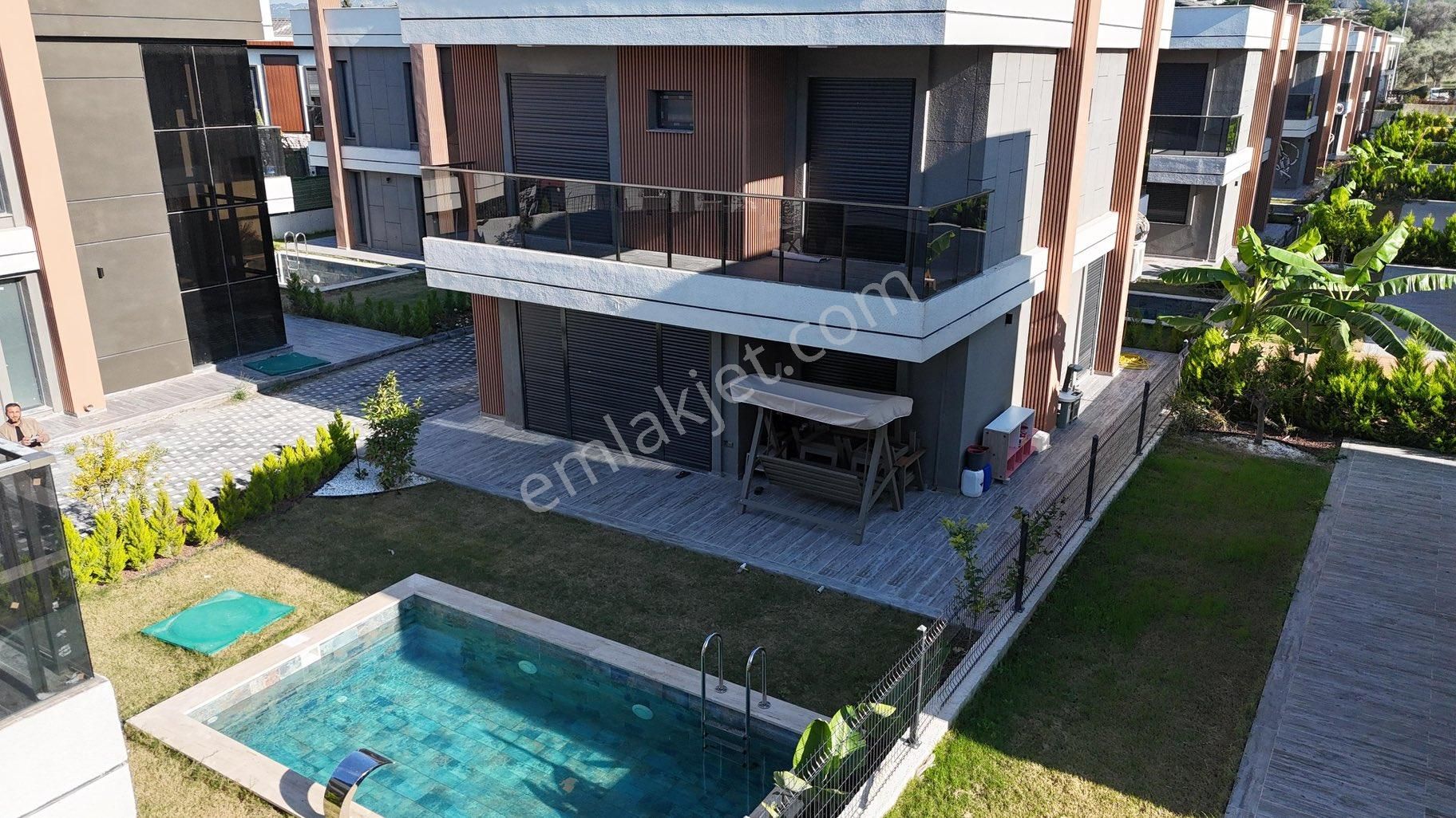 Kuşadasında Müstakil Özel Havuzlu Deniz Manzaralı Eşyalı Villa