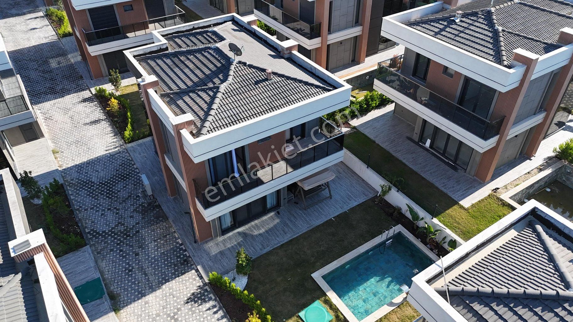 Kuşadasında Müstakil Özel Havuzlu Deniz Manzaralı Eşyalı Villa - Görsel 31