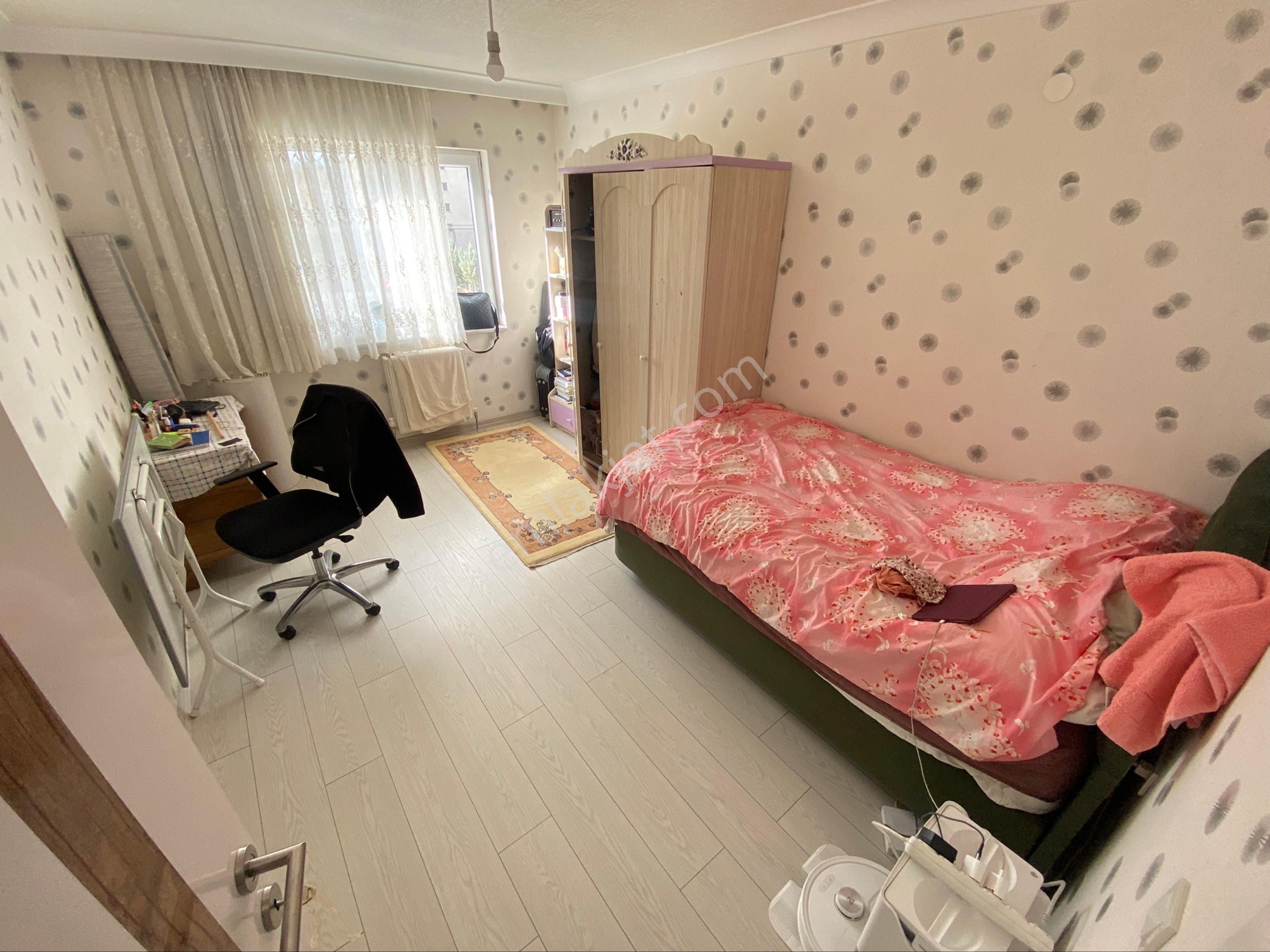 Bayram Gayrimenkulden Etimesgut Ahi Mesut Mahallesi Sit İçerisinde 4+1 Ara Katta 10 Yıllık Satılık - Görsel 13