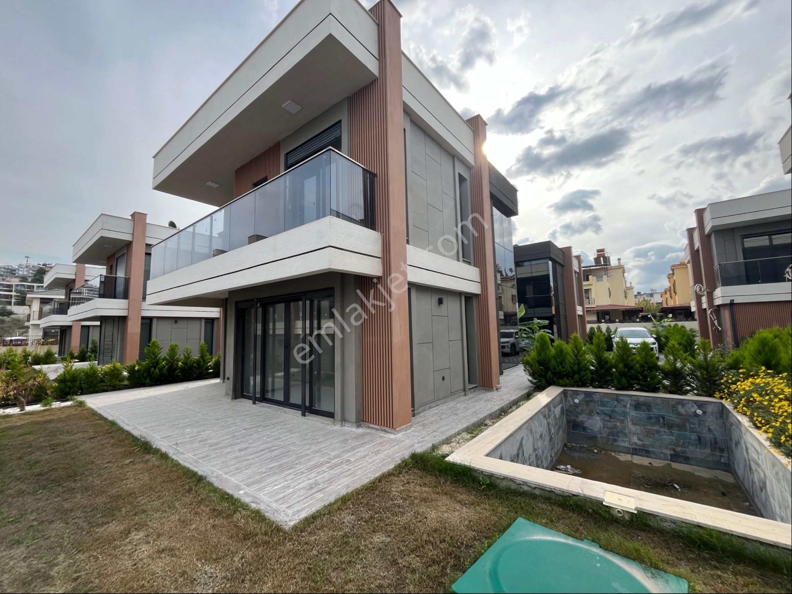 Kuşadasında Müstakil Özel Havuzlu 4+1 Villa