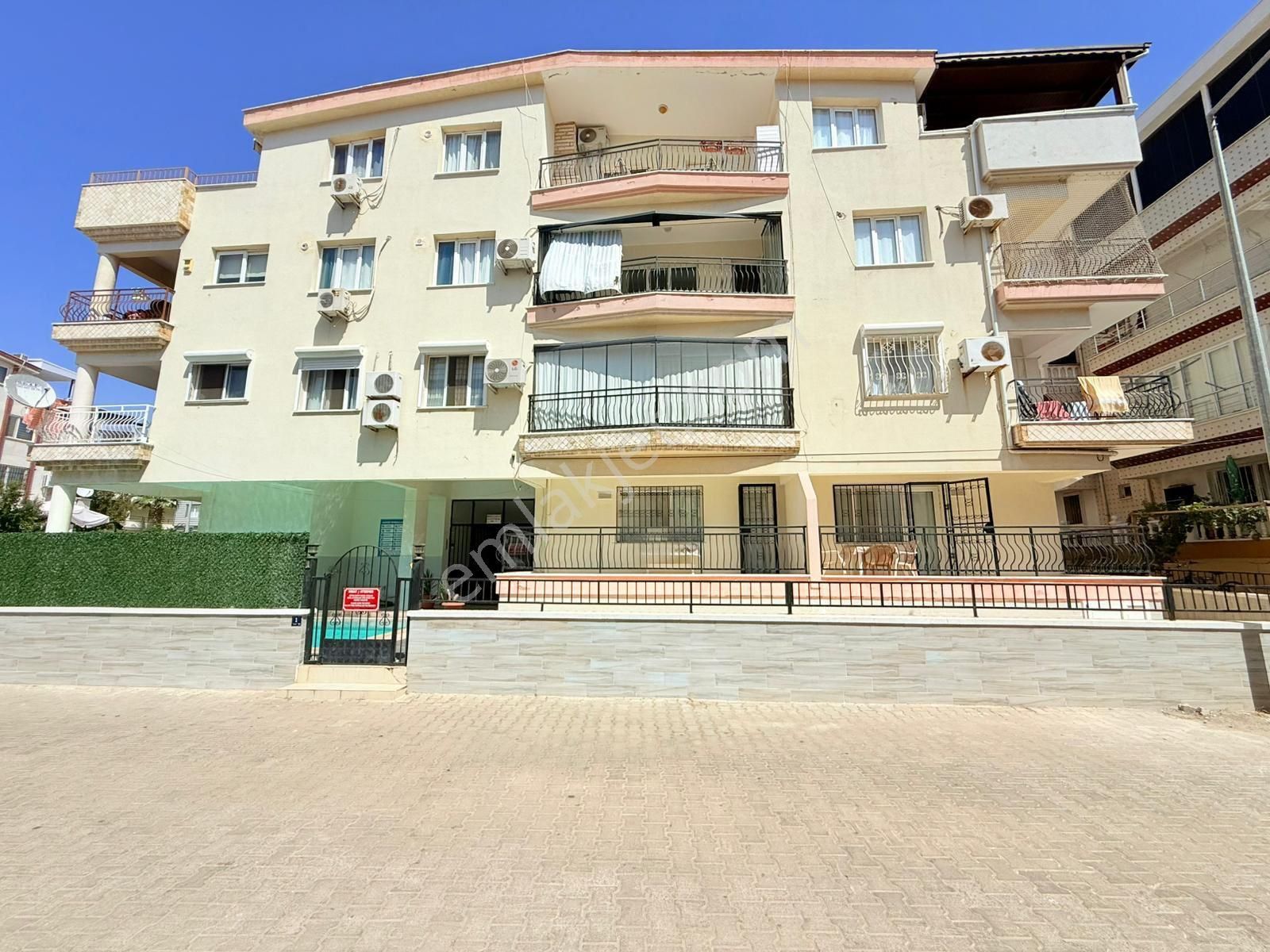 Altınkum Plajına 300m Yüksek Giriş Havuzlu 2+1 Daire