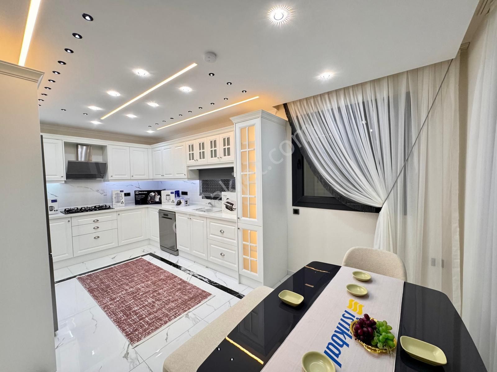 Yeşilkent Yolu Üzerinde Cumhuriyet Mahallesi'nde 5+1 Ultra Lüks Full Eşyalı Villa - Görsel 2