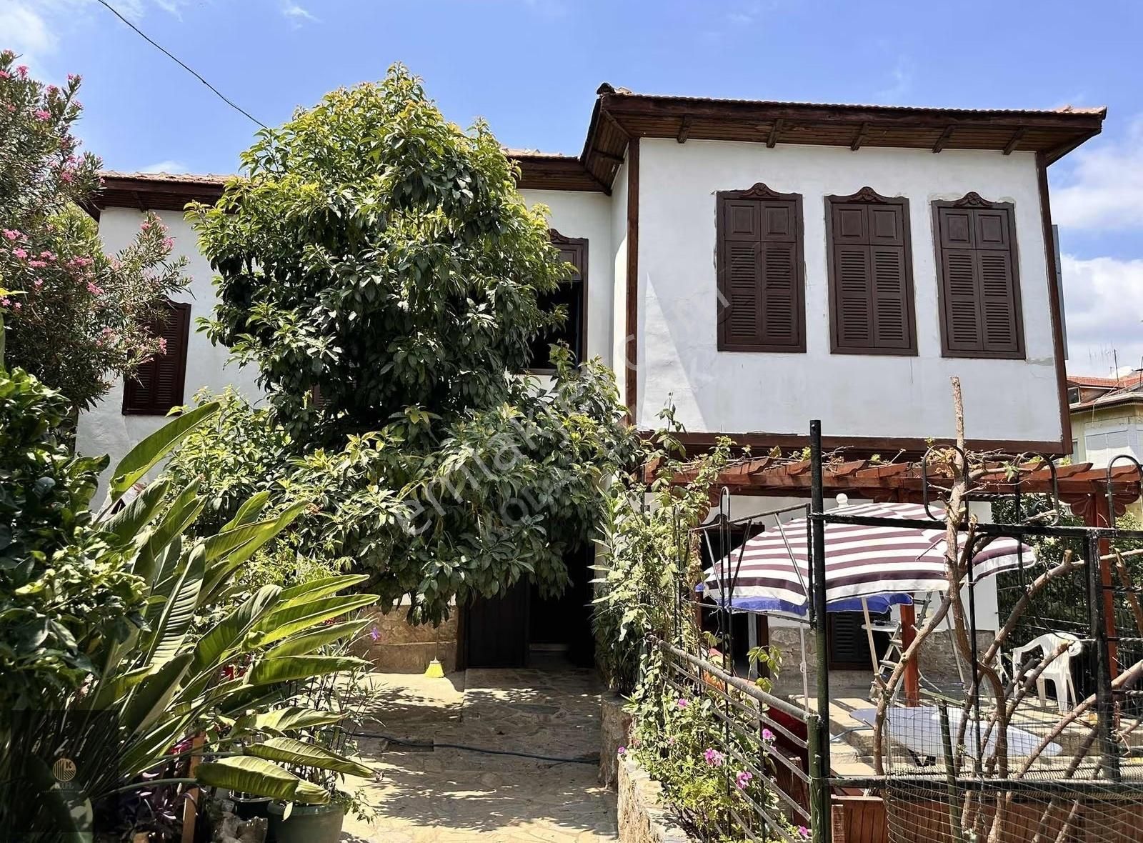 Merkezde Bulunmaz Fırsat Tarihi Konak Satılık!