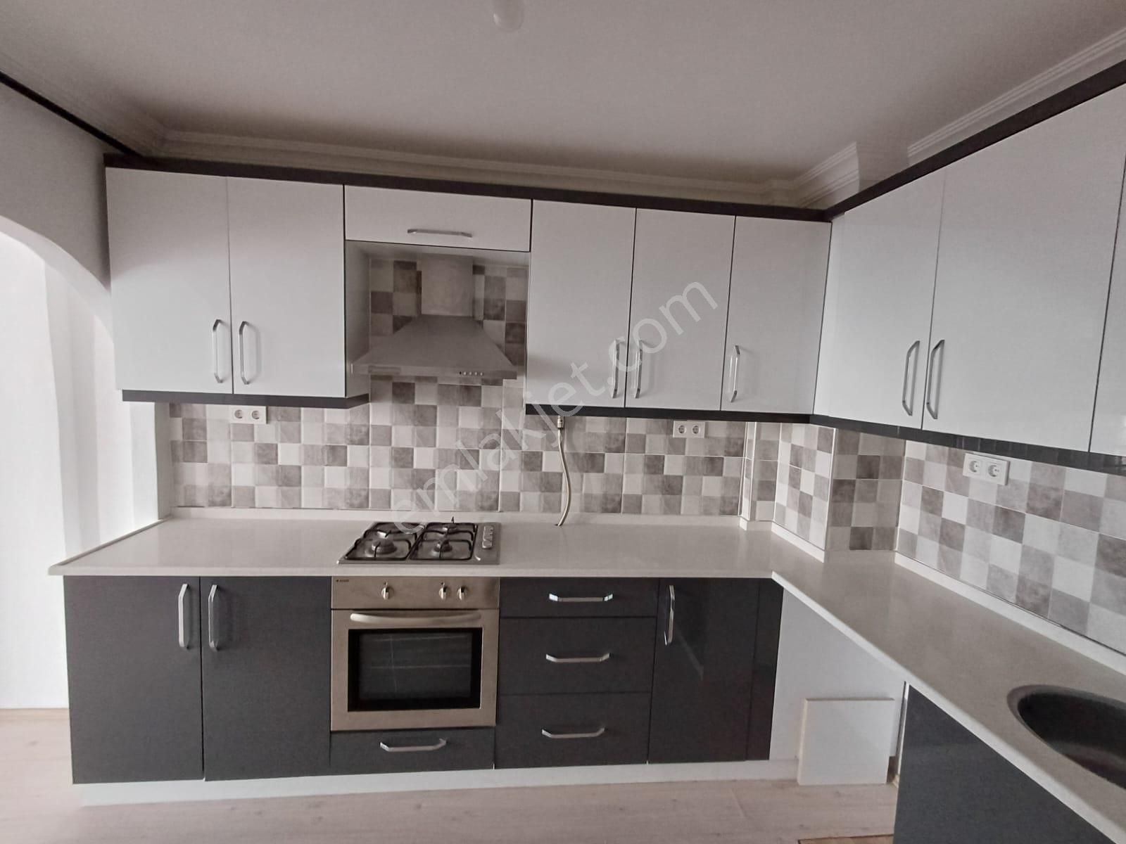 Buca’da Ana Yola Cepheli, Tadilatlı 3+1 Satılık Daire