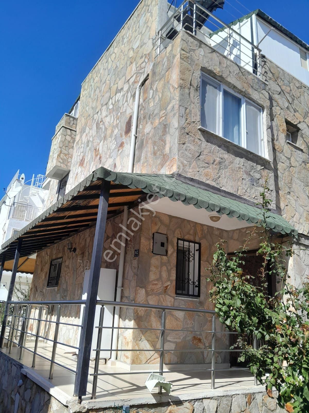 Kuşadası Karaovada Denize Ve Avemelere 500 Mt Mesafede Satılık 4+1 Triplex Villa - Görsel 2