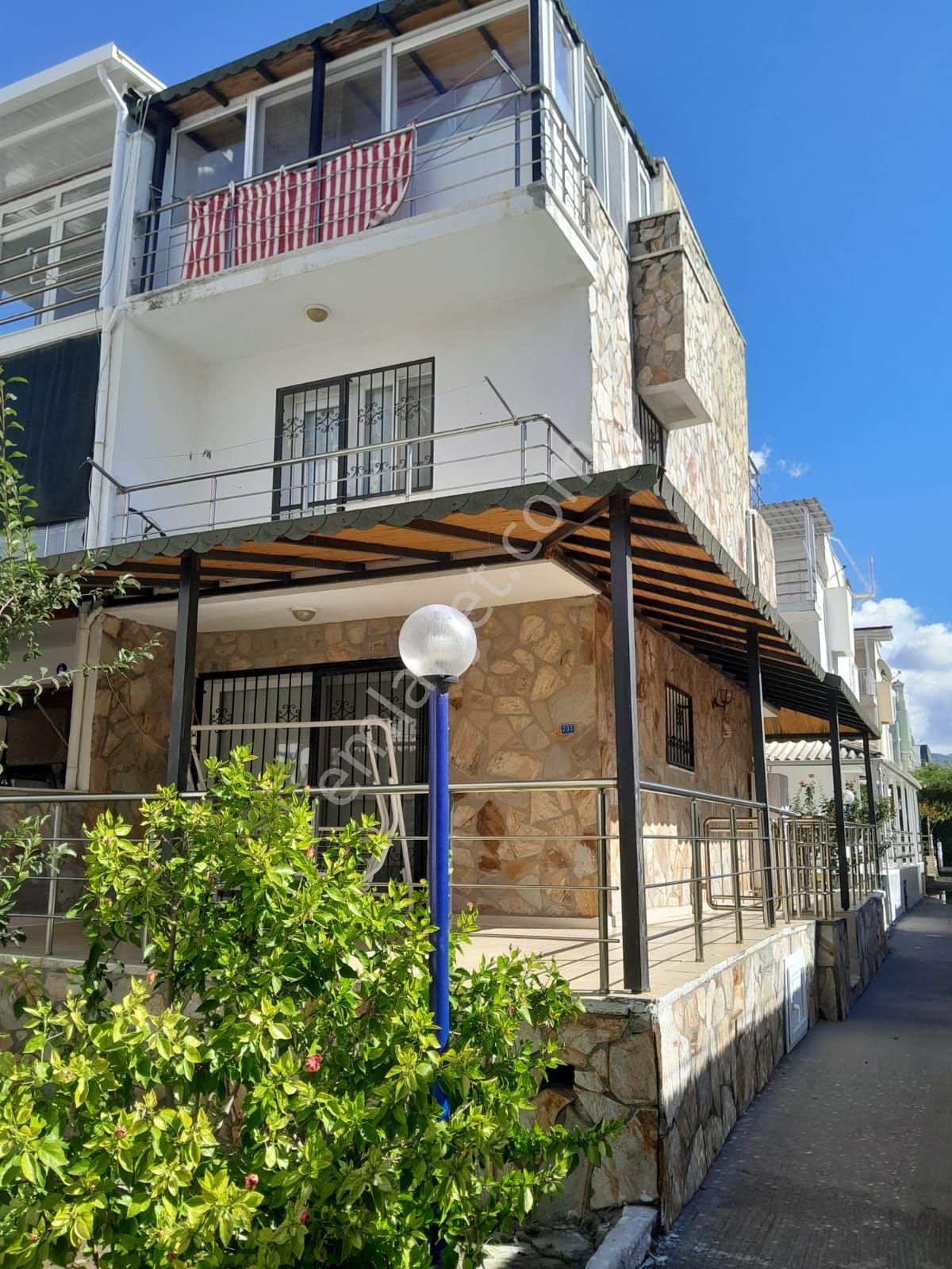Kuşadası Karaovada Denize Ve Avemelere 500 Mt Mesafede Satılık 4+1 Triplex Villa
