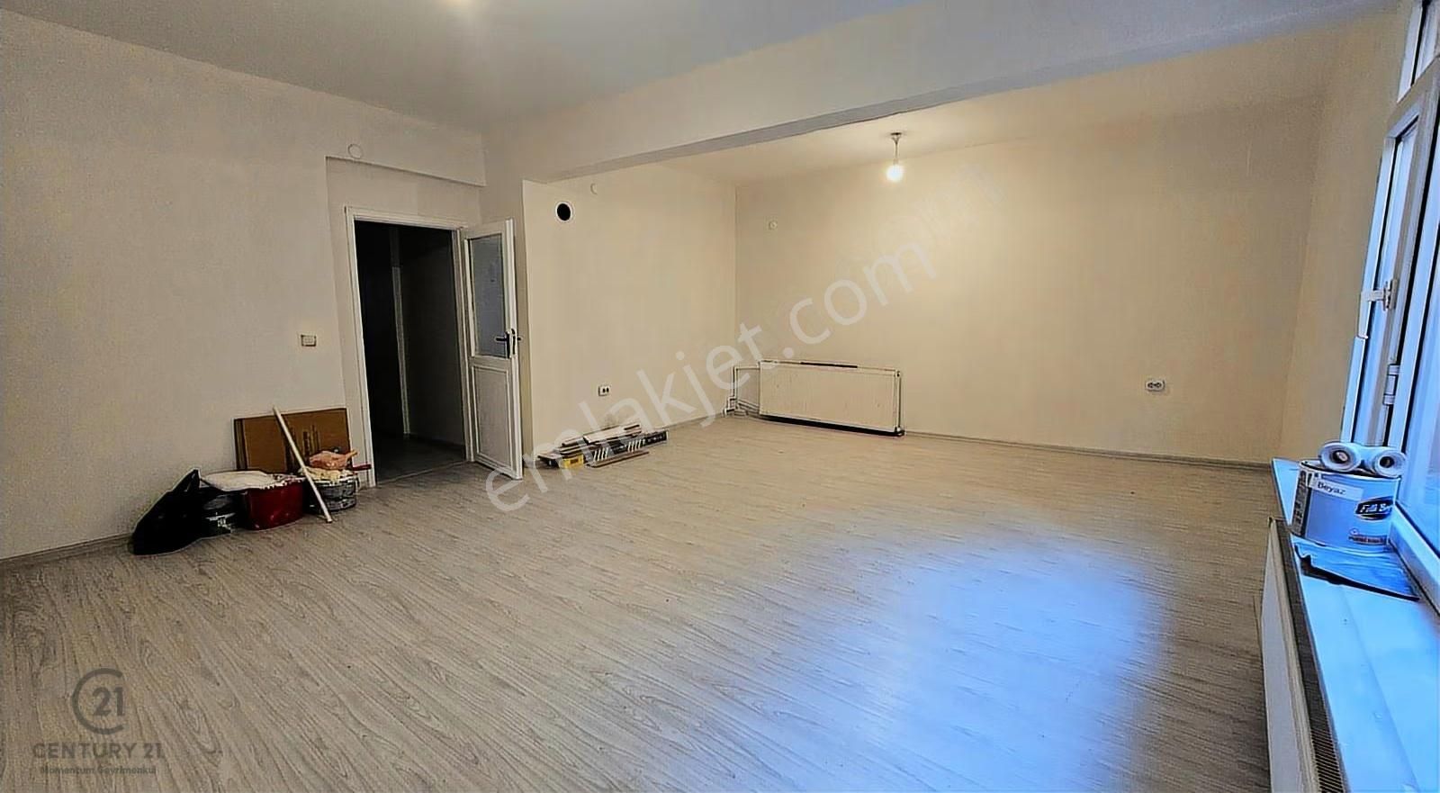 Metrobüse 5 Dakika Balkonlu 2+1 Geniş Daire