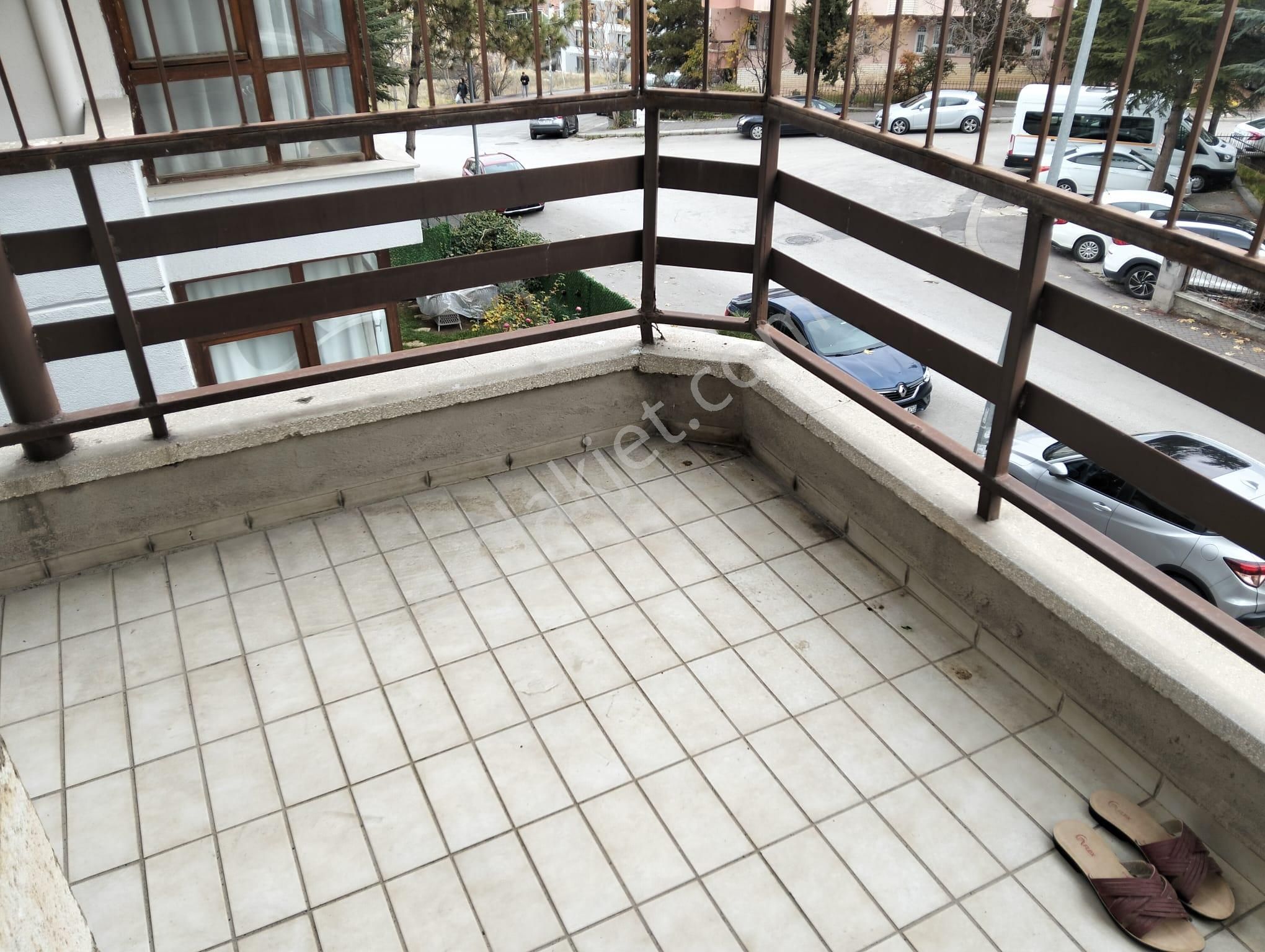 Çankaya Gop Çiçekdağı Sokakta Uğurmumcu Caddesine Yakın 1.kat Ön 3+1 Satılık Daire - Görsel 3