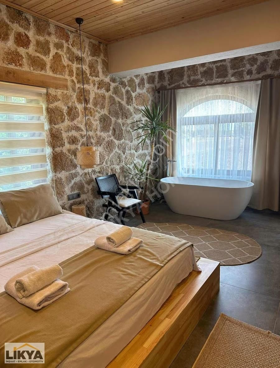 Sahile Yakın 3+1 Lüks Taş Konak Villa - Görsel 4