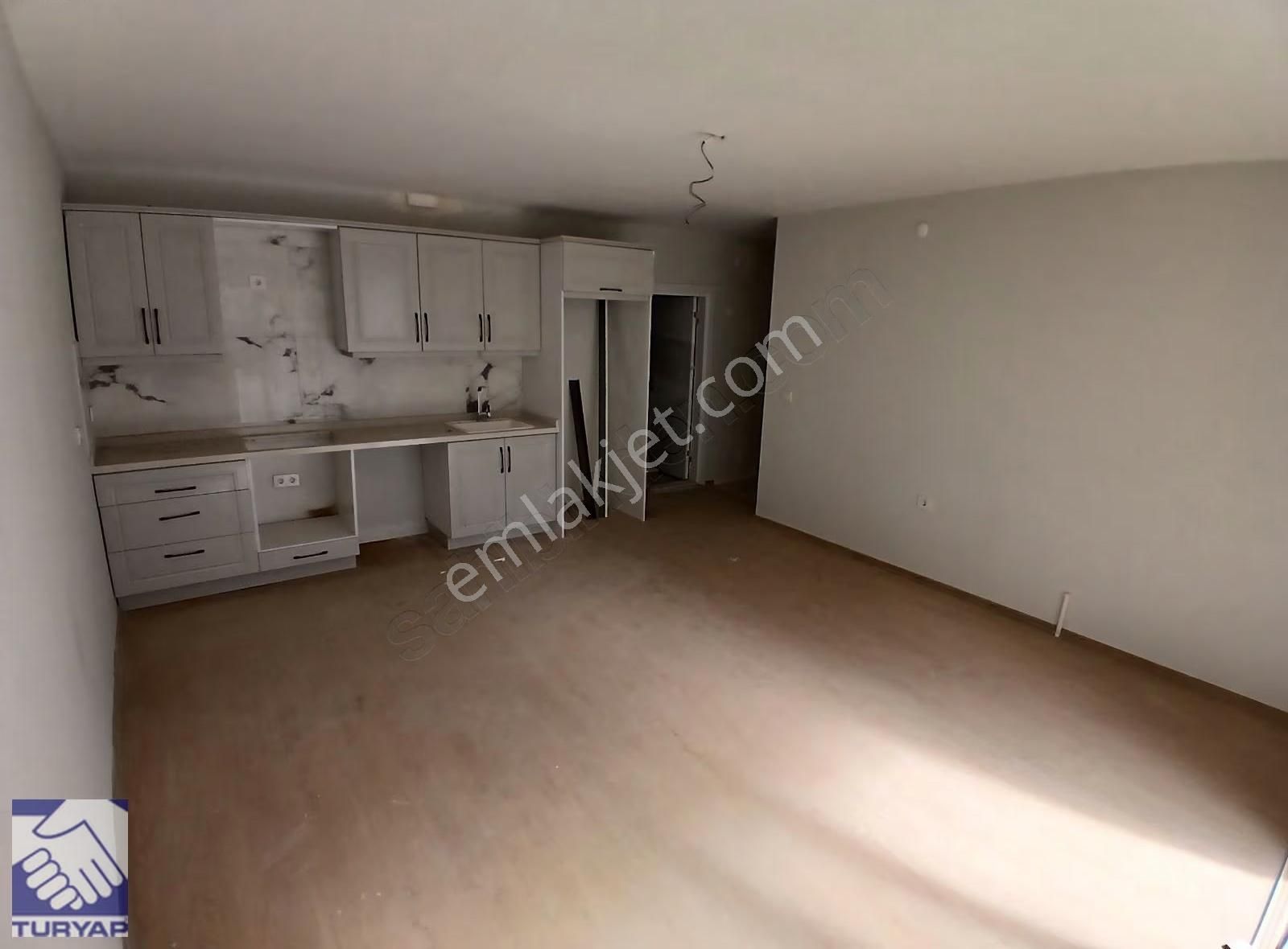 Kusadası Sahile 2 Dakika Yürüme Mesafesinde Satılık 2+1 Daire - Görsel 2