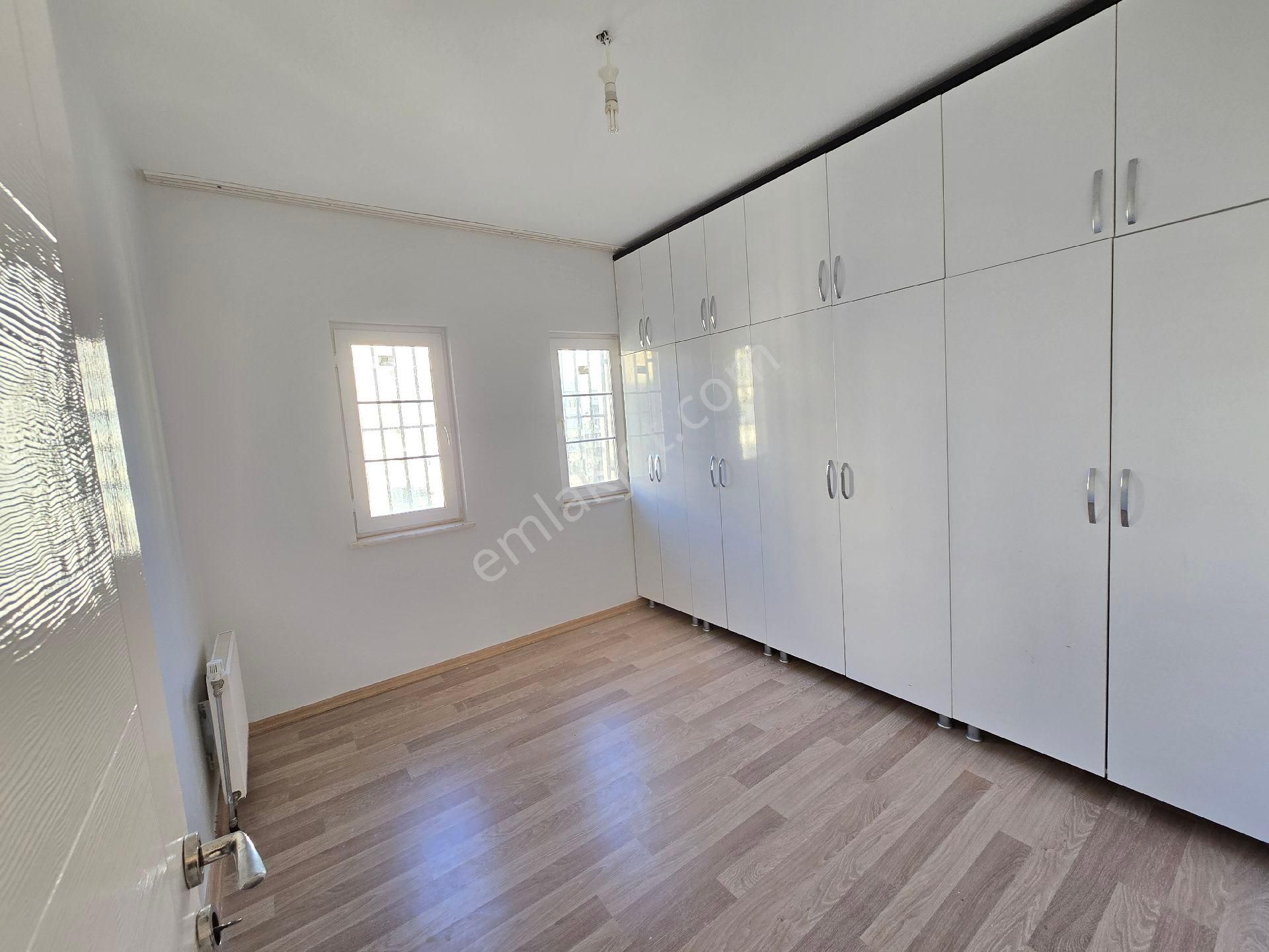 Cadde Seyran'dan Kiralık 2+1 86 M2 Arakat Cephe Açık (memura) - Görsel 13