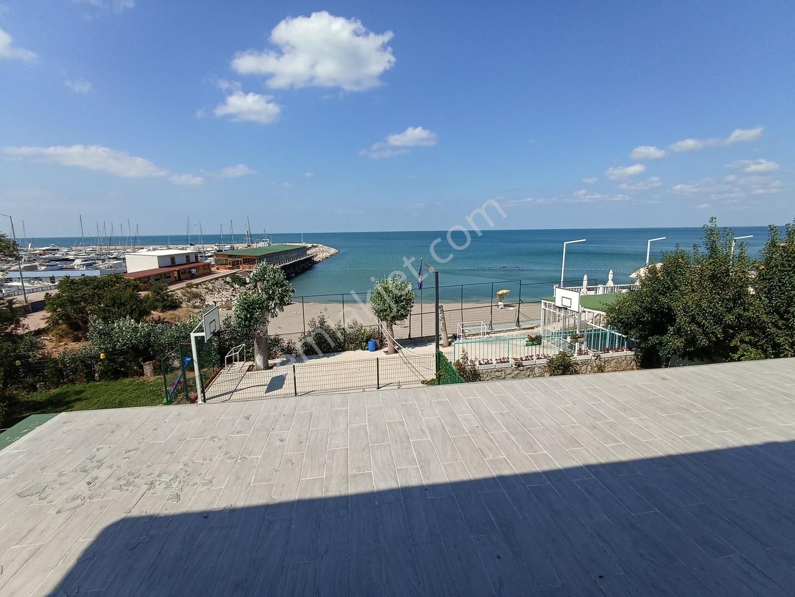 Güzelcede Denize Sıfır Villa Kent Sitesinde İkiz Villa