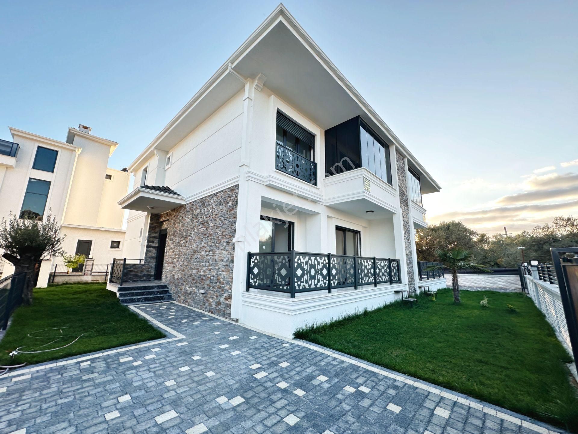 Ayanğlundan Gürede Deniz Tarafında Kusursuz İşçilikli Ayrı Mutfaklı 4+1 Satılık Villa