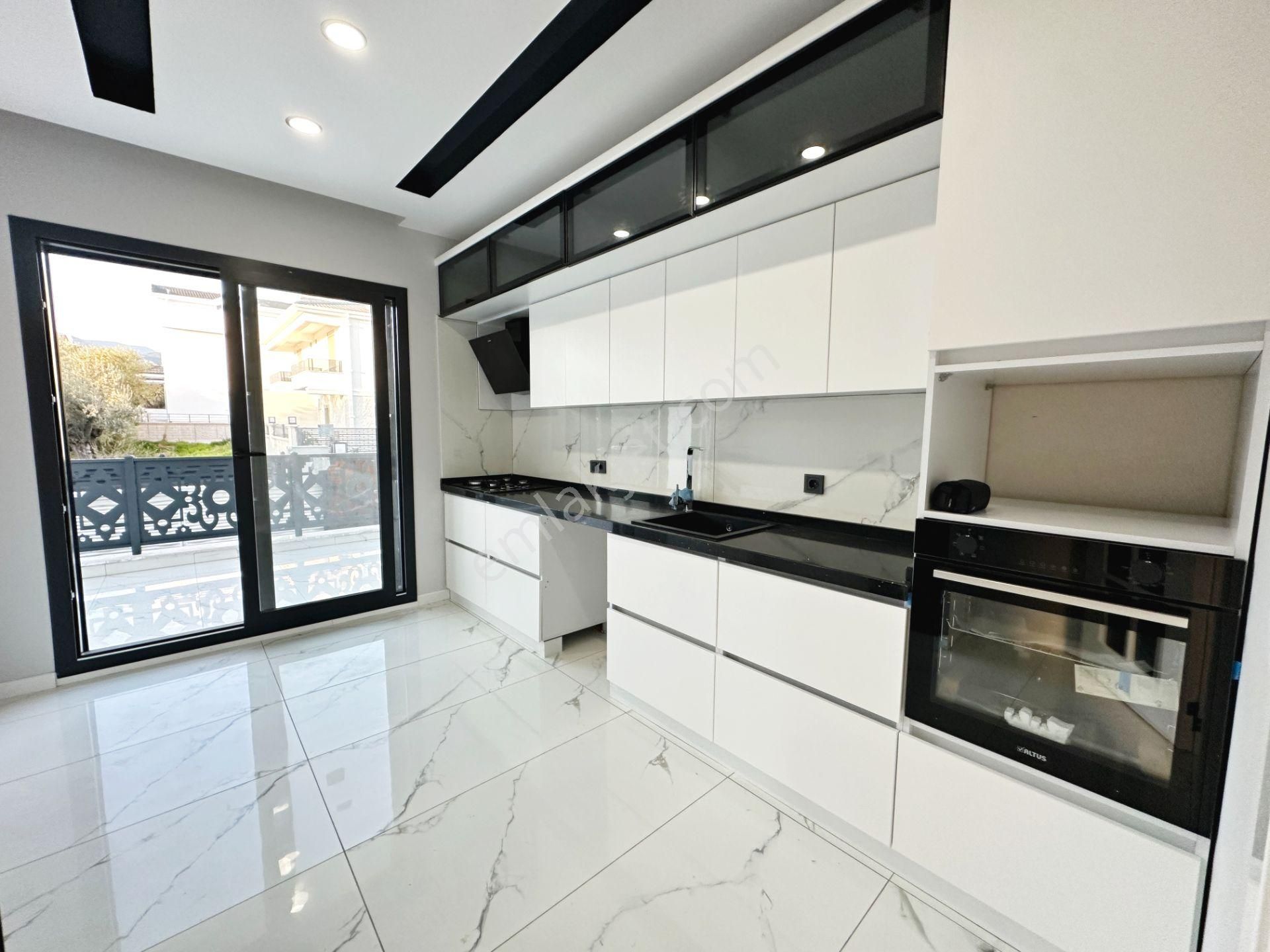 Ayanğlundan Gürede Deniz Tarafında Kusursuz İşçilikli Ayrı Mutfaklı 4+1 Satılık Villa - Görsel 9