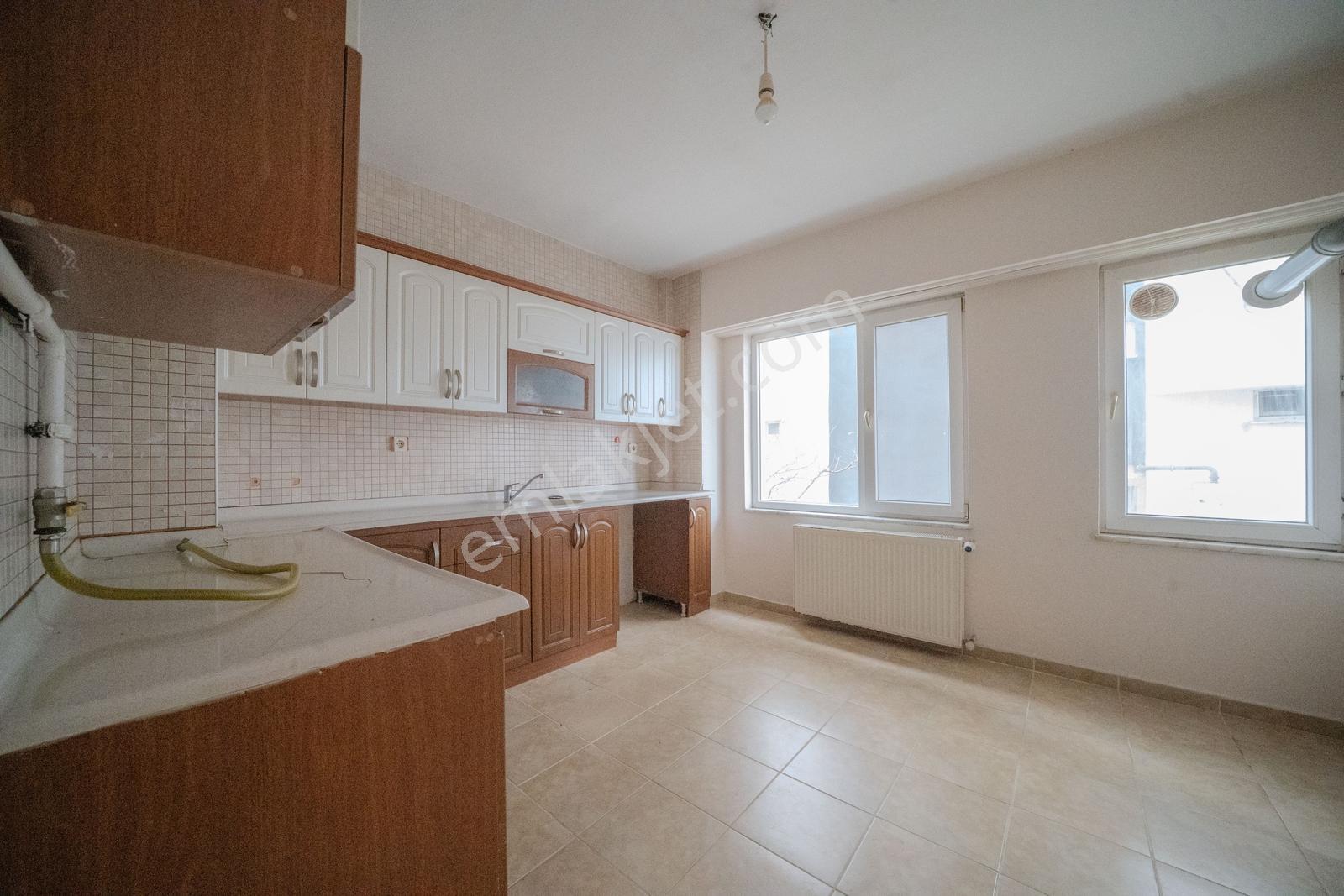 Bolu Sağlık Mahallesi Ebeveyn Banyolu Ferah Kiralık 3+1 Daire - Görsel 21
