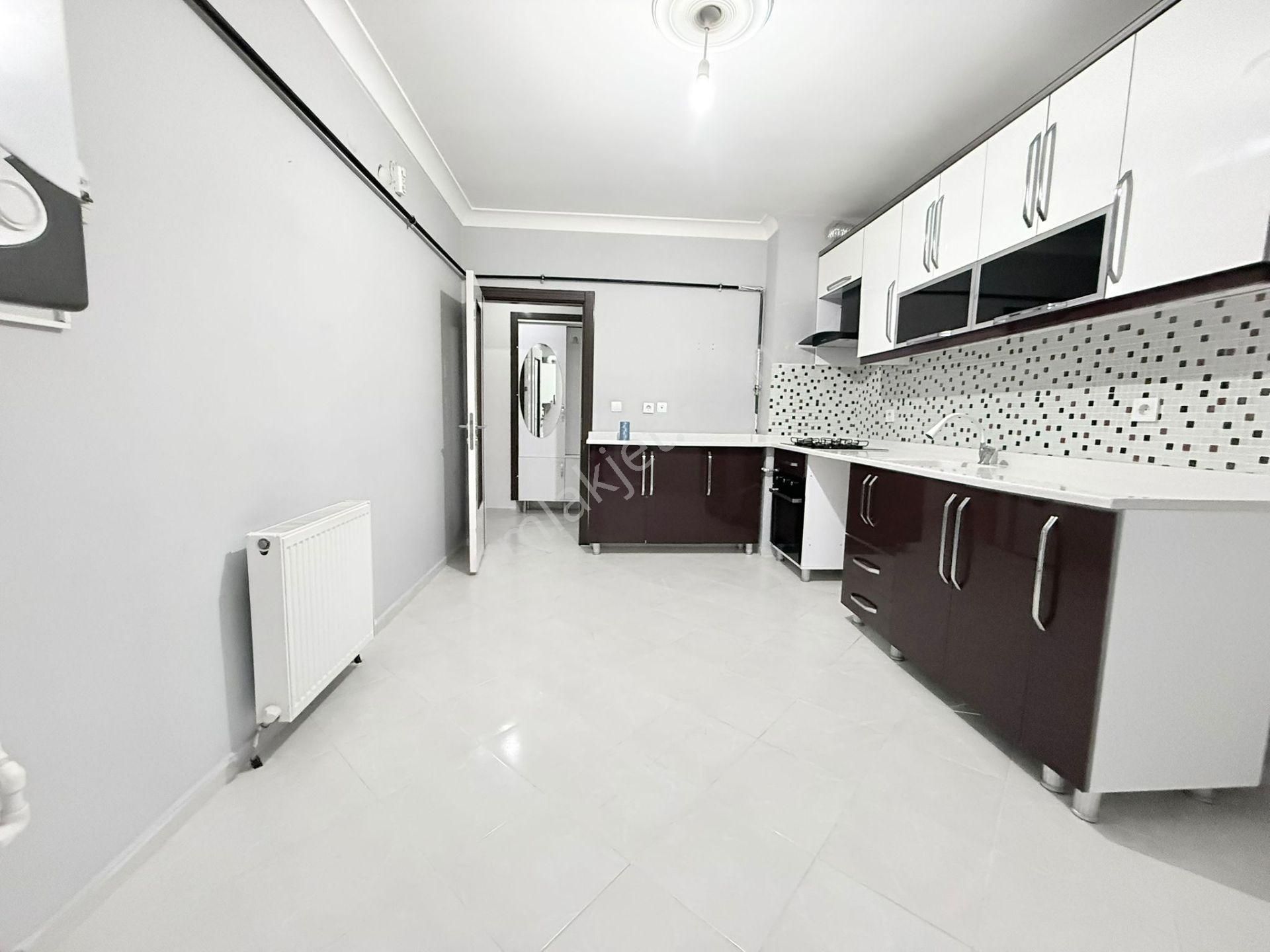 Yıldız'dan Merkezi Konumda Ara Kat Geniş Balkonlu 3+1 Kiralık !! - Görsel 2