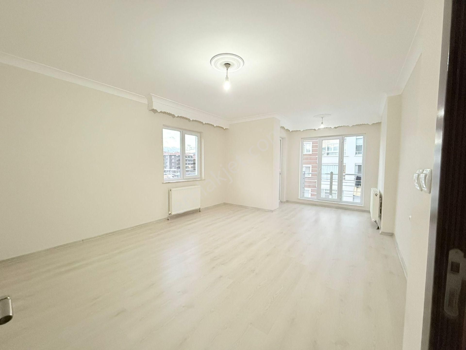 Yıldız'dan Merkezi Konumda Ara Kat Geniş Balkonlu 3+1 Kiralık !! - Görsel 15