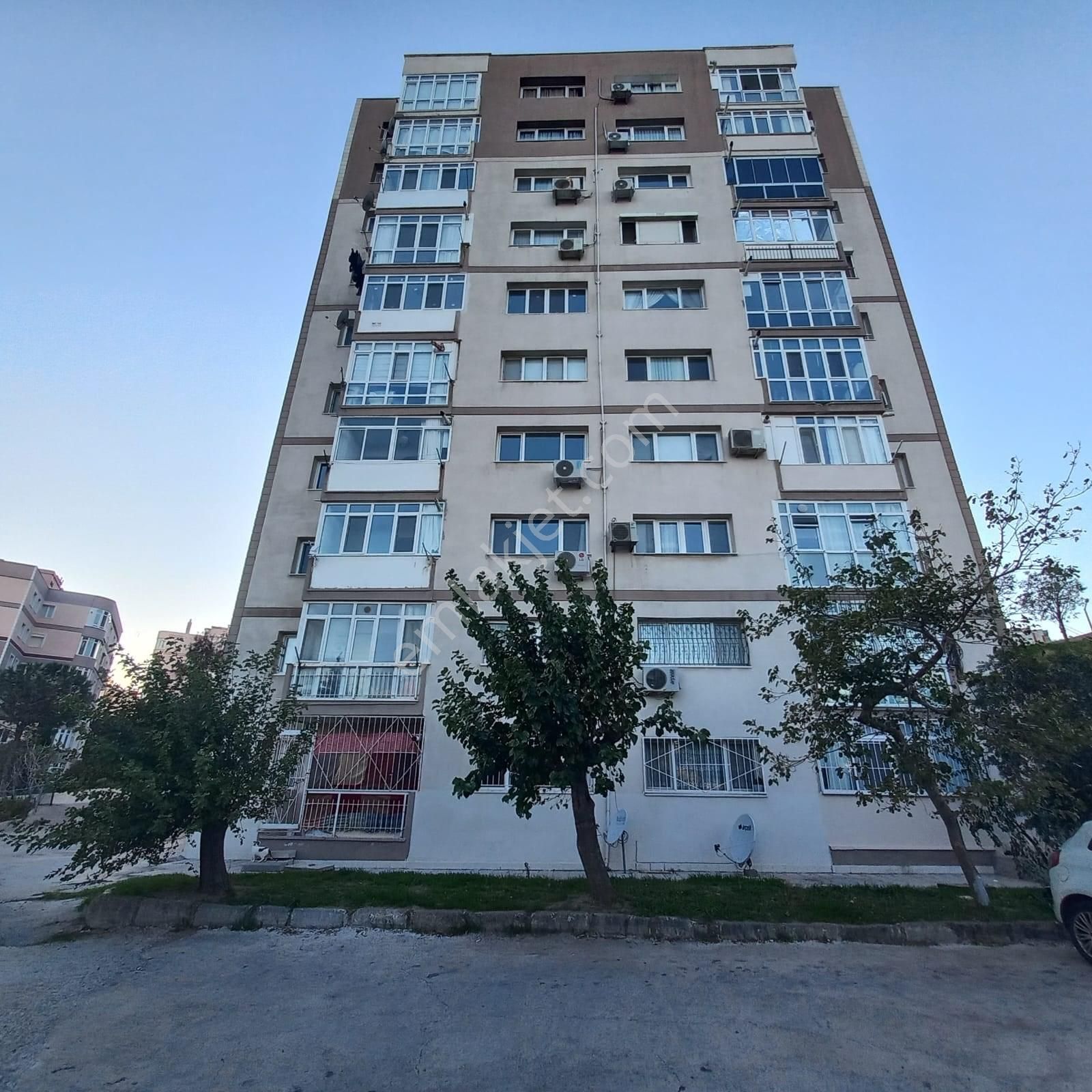 Bornova Evka 4 Mahallesinde Satılık 2+1 Kapalı Mutfak Daire
