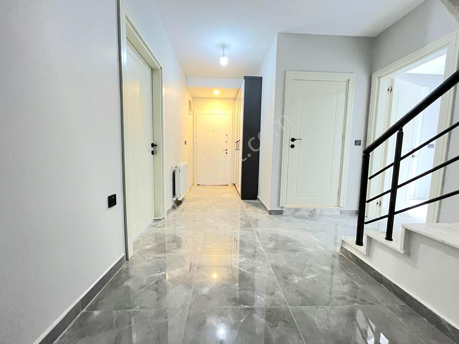 ▶ ▶ Akçay Körfez'den Giriş Katında Odası Olan Muhteşem Manzaralı 5+1 Sıfır Villa - Görsel 12