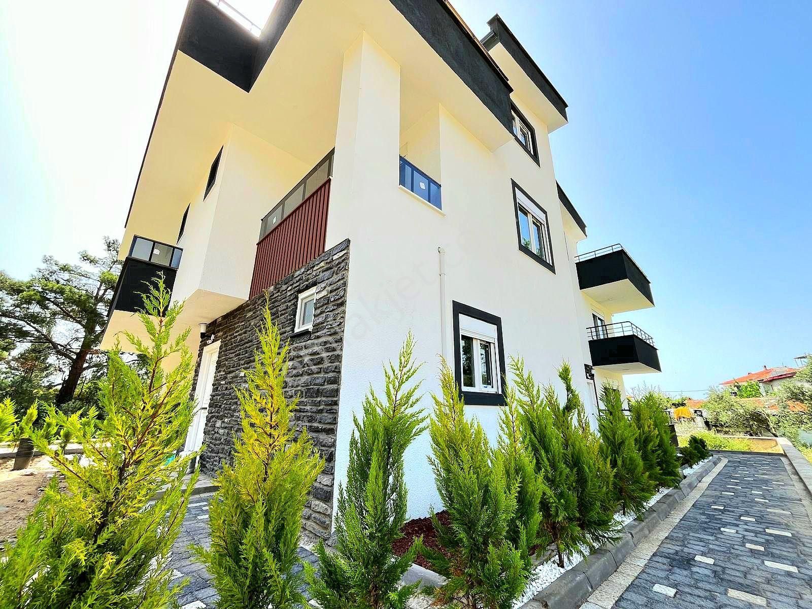 ▶ ▶ Akçay Körfez'den Giriş Katında Odası Olan Muhteşem Manzaralı 5+1 Sıfır Villa