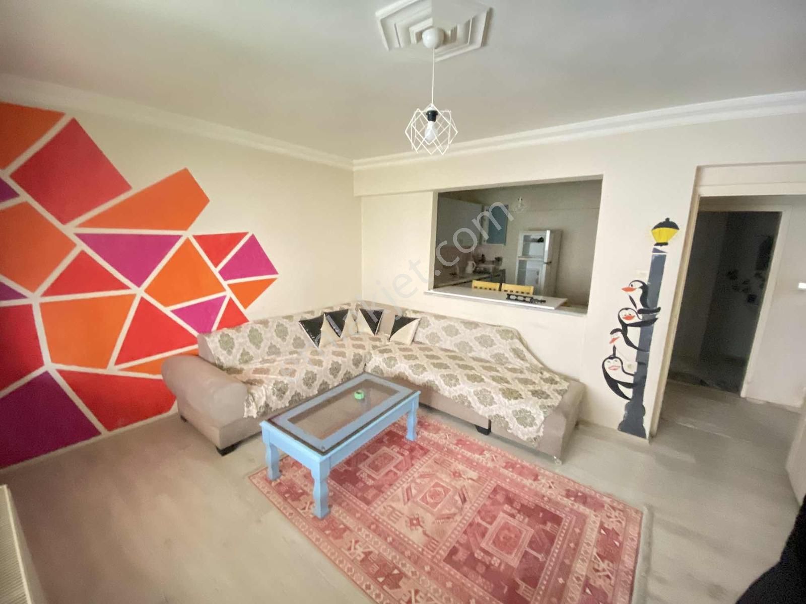 Emsallerinden Çok Geniş Ayrı Mutfak Eşyalı Satılık Daire