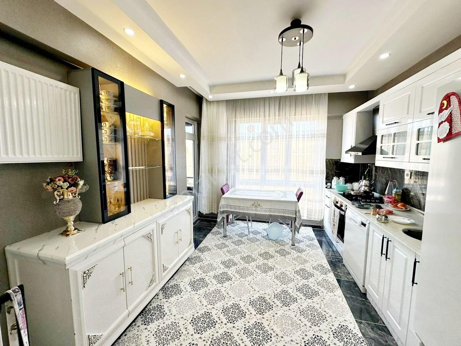 Belkız'da İnce Bol İşçiliğiyle Arakat Cam Balkonlu Ultralüx 2+1