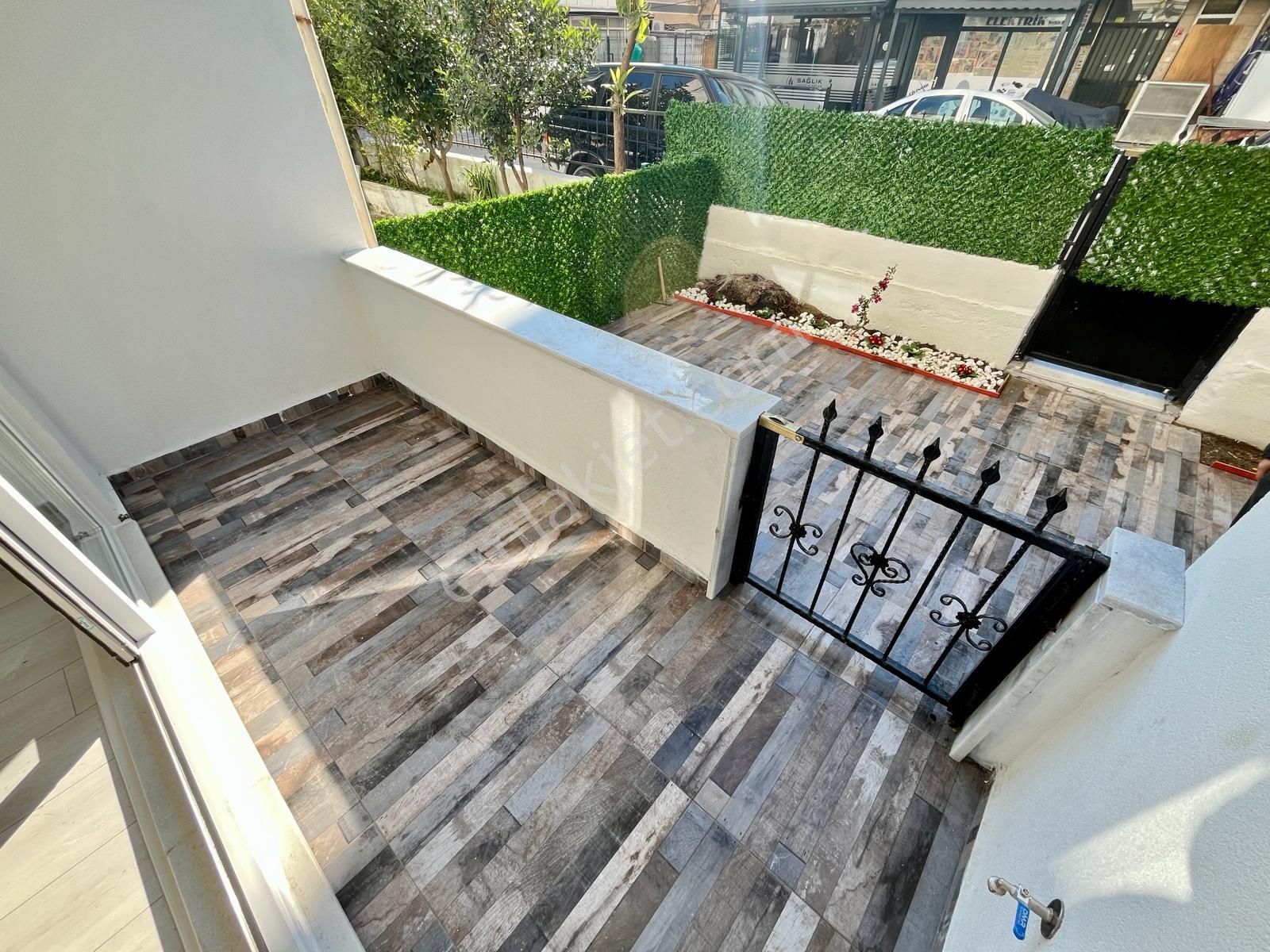 Akçay Sezgin Emlaktan Bahçe Kullanımlı Denize Yakın Satılık 2+1 - Görsel 24