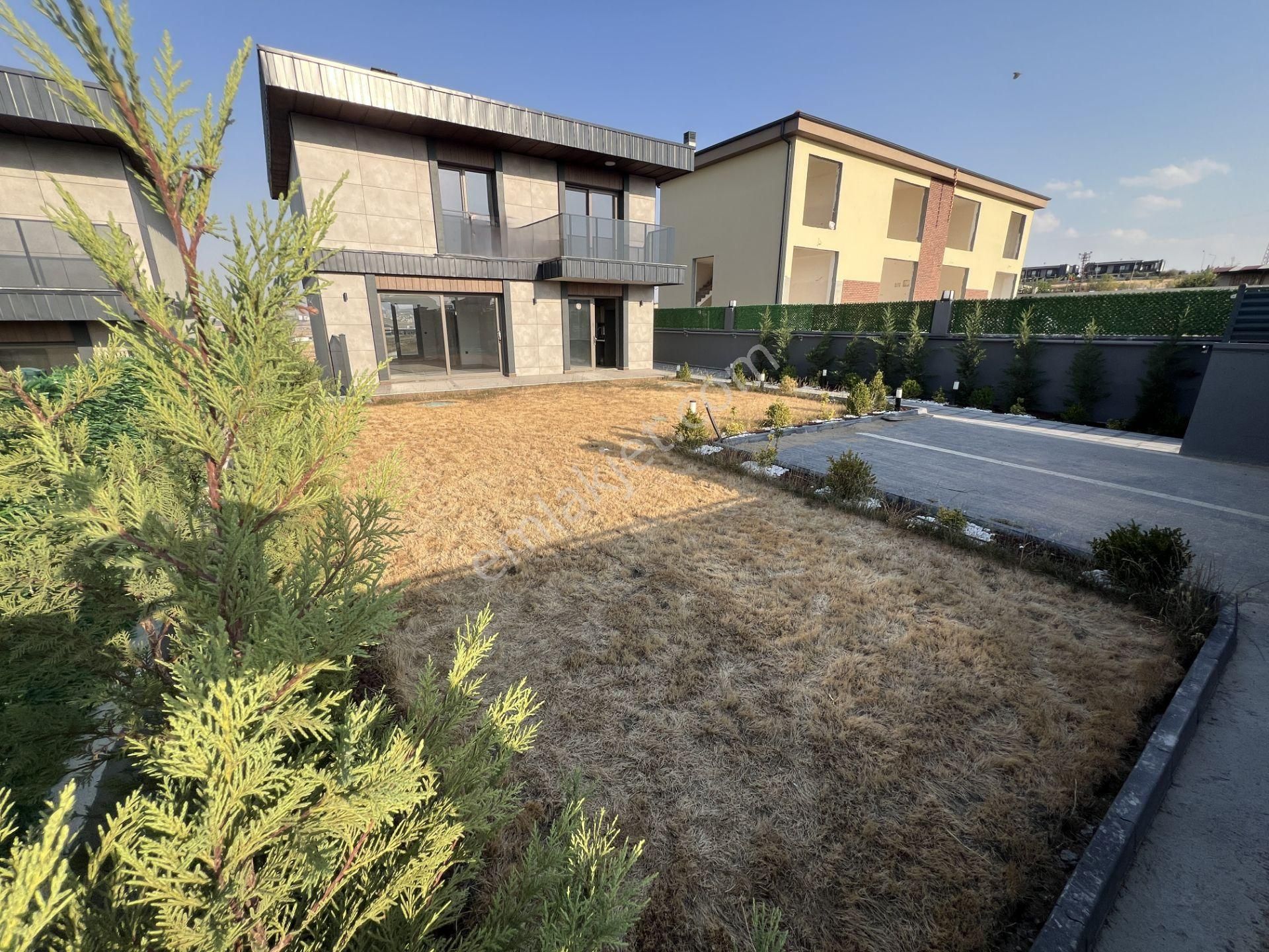 Etimesgut Yeni Baglıca Mah 3katlı Saunalı Ozel Hamamlı 5+1 Villa