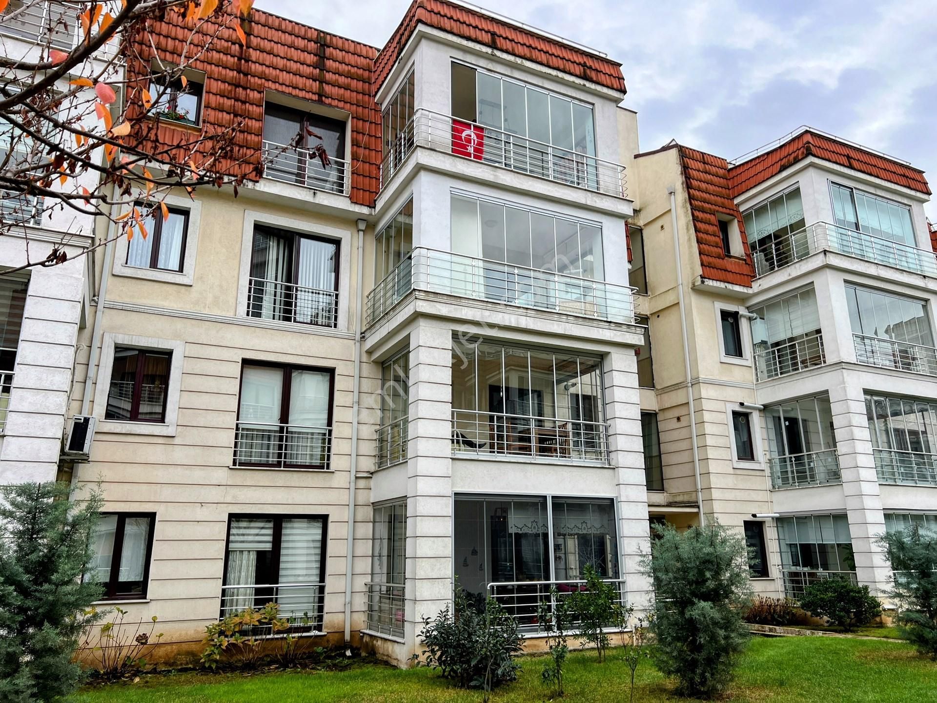 Yomra Kaşüstü'nde Kiralık 3+1 Lüks Daire, 170 M², Doğa Manzaralı, Site İçinde