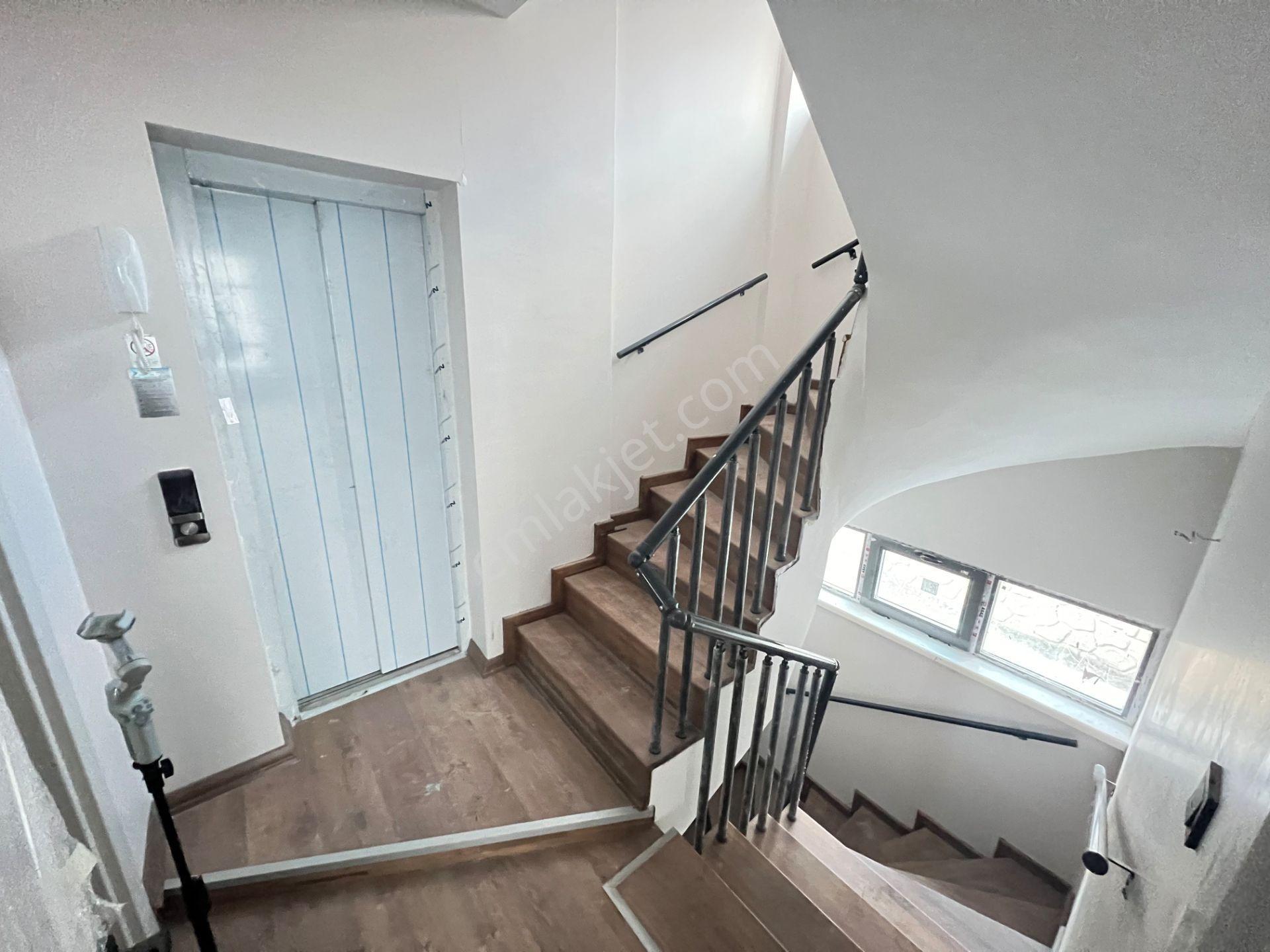 Baglıcada 550m2 3katlı Turk Hamamlı İçten Asansörlü 6+1 Villa - Görsel 14