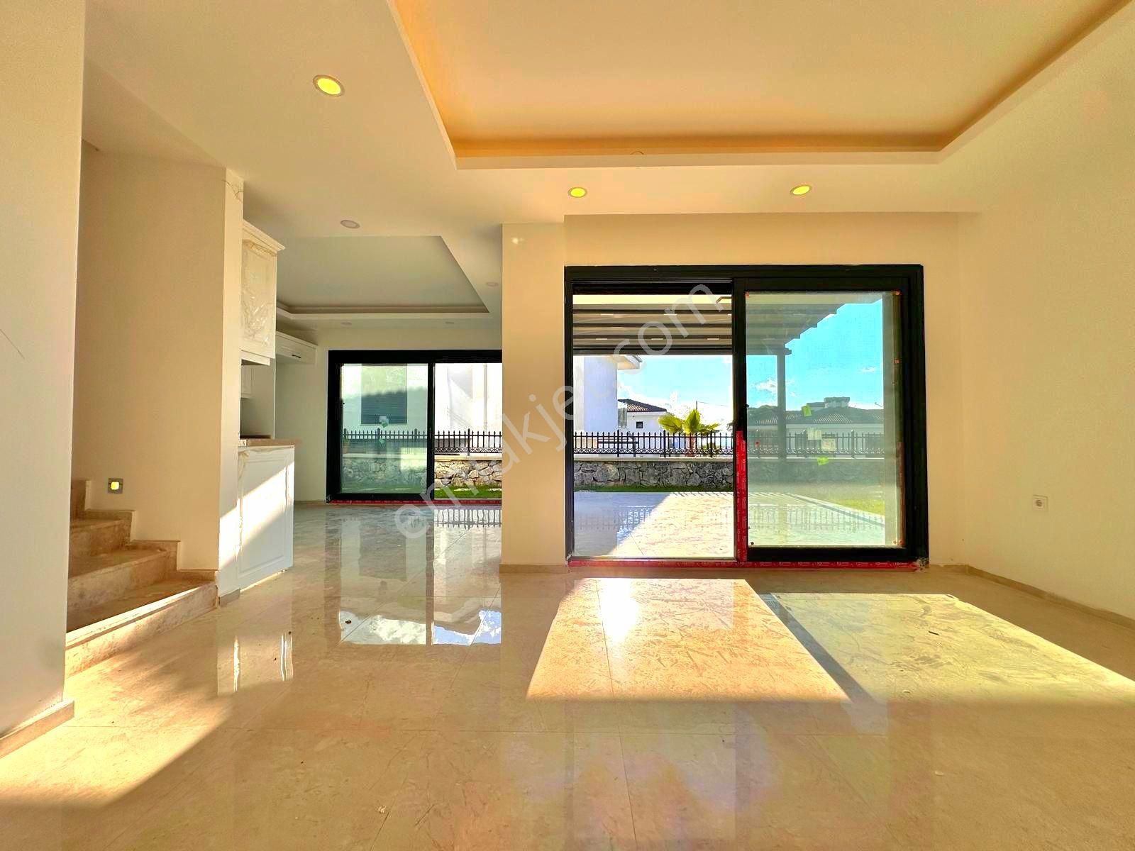 Kuşadası Sahil Sitelerinde Havuzlu Sitede 3+1 Bahçeli Sıfır Villa - Görsel 18