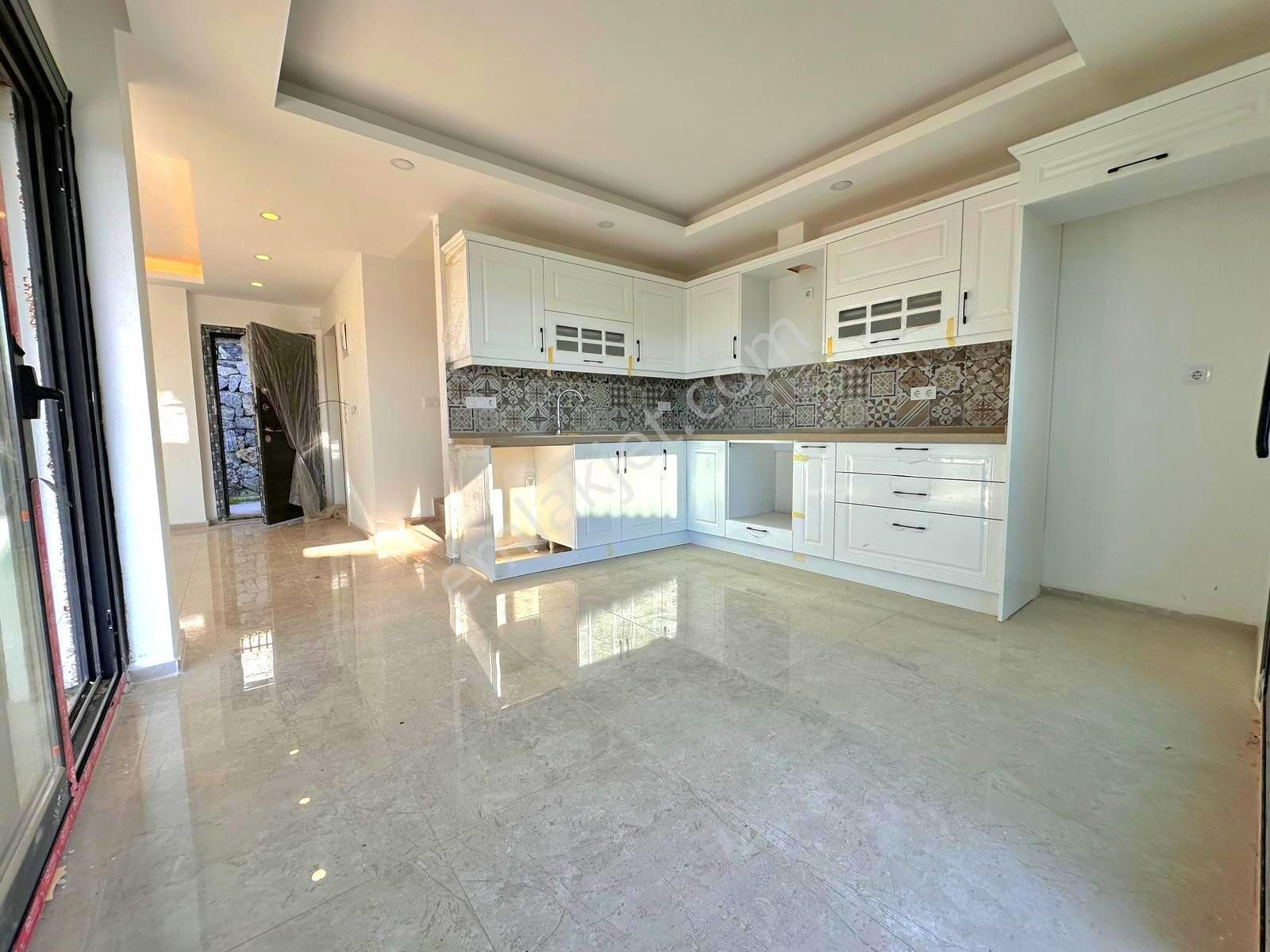 Kuşadası Sahil Sitelerinde Havuzlu Sitede 3+1 Bahçeli Sıfır Villa - Görsel 17