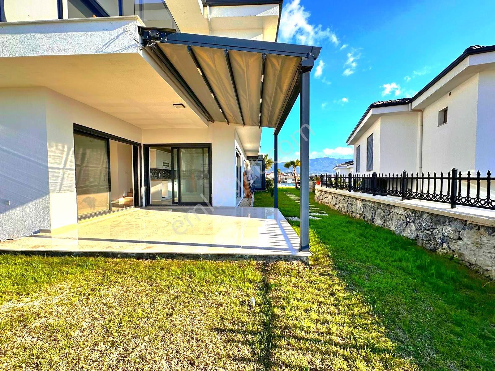 Kuşadası Sahil Sitelerinde Havuzlu Sitede 3+1 Bahçeli Sıfır Villa - Görsel 12