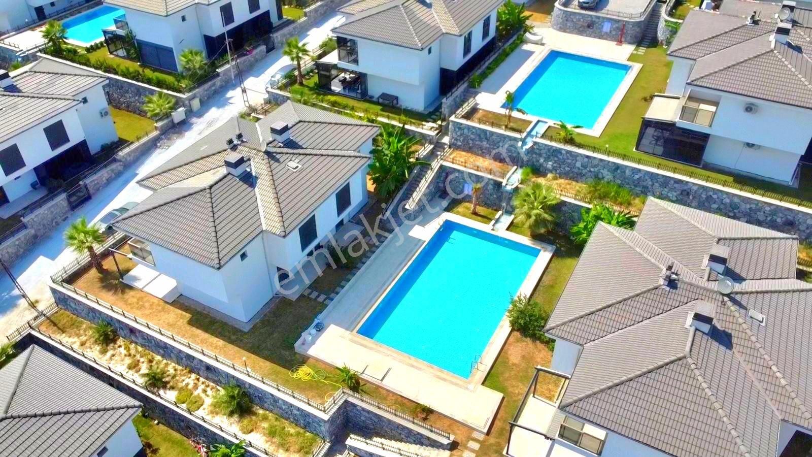 Kuşadası Sahil Sitelerinde Havuzlu Sitede 3+1 Bahçeli Sıfır Villa - Görsel 4