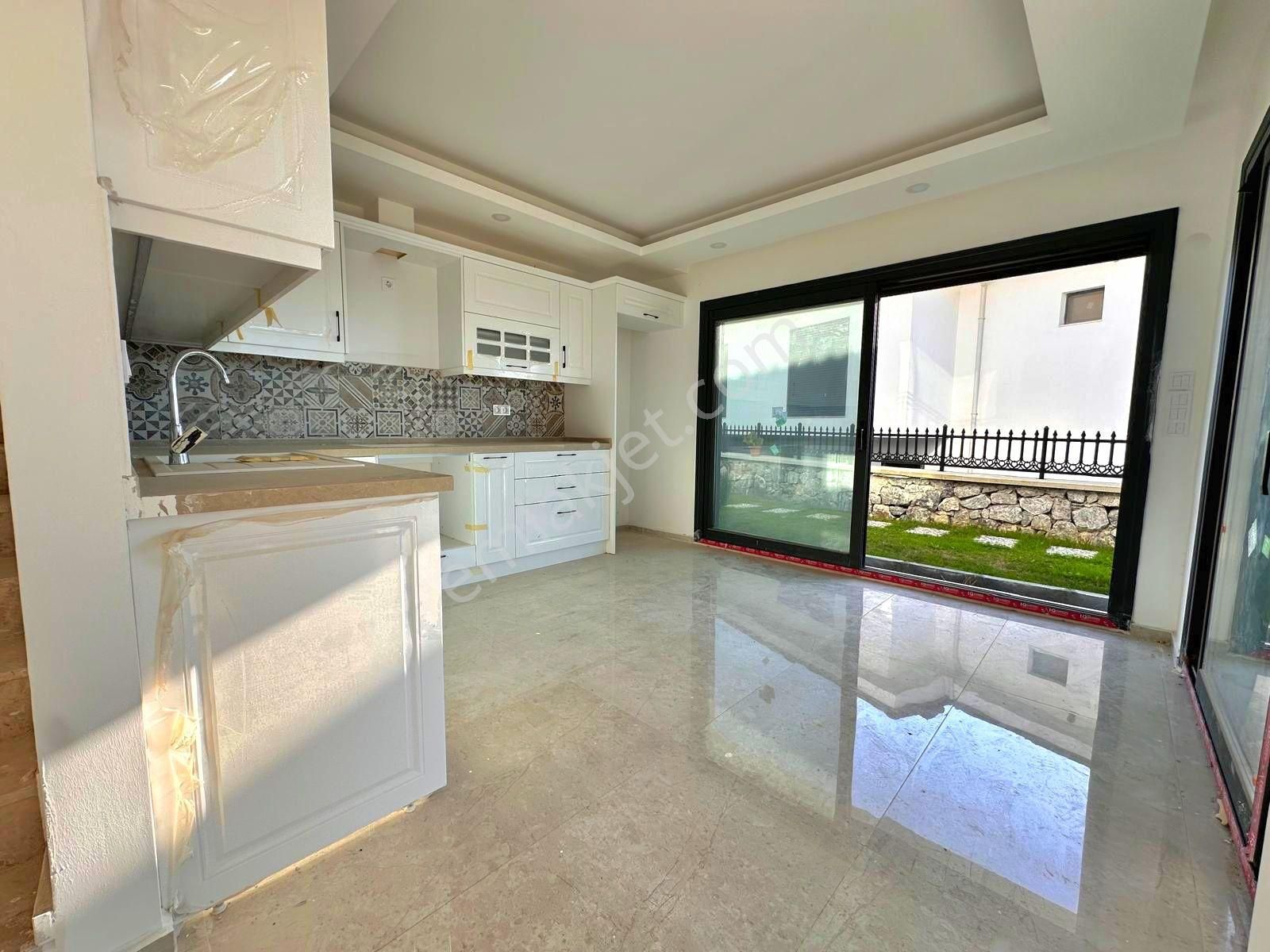 Kuşadası Sahil Sitelerinde Havuzlu Sitede 3+1 Bahçeli Sıfır Villa - Görsel 19