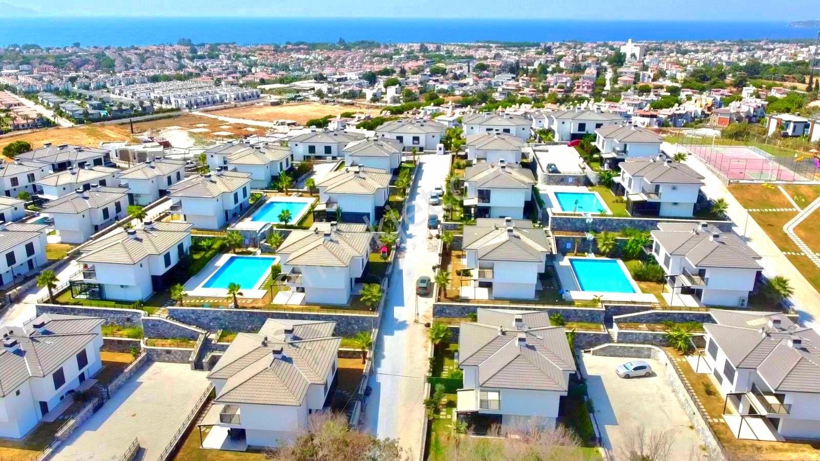 Kuşadası Sahil Sitelerinde Havuzlu Sitede 3+1 Bahçeli Sıfır Villa - Görsel 3