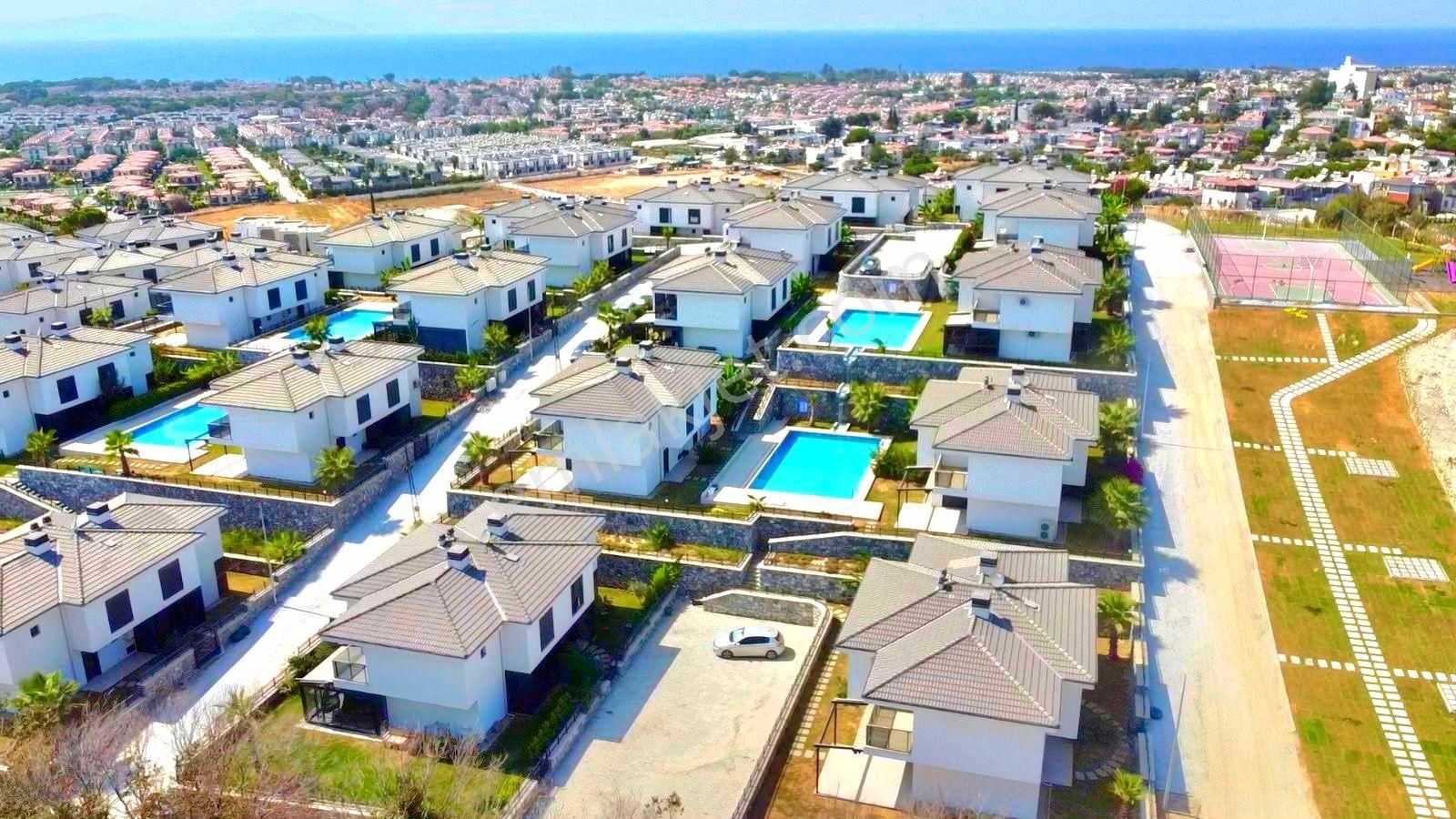Kuşadası Sahil Sitelerinde Havuzlu Sitede 3+1 Bahçeli Sıfır Villa - Görsel 7