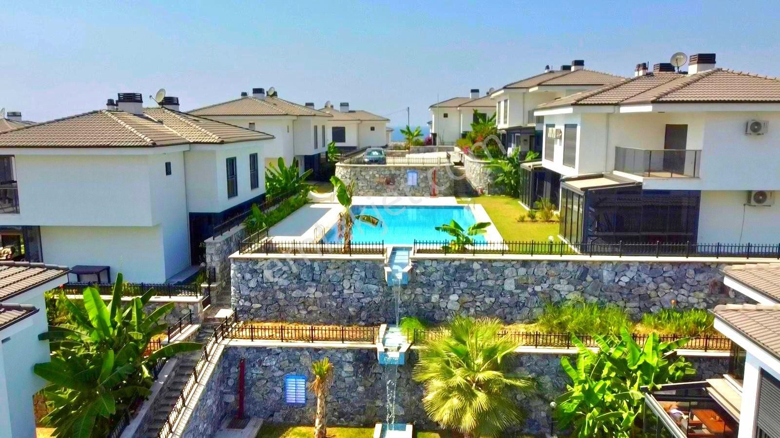 Kuşadası Sahil Sitelerinde Havuzlu Sitede 3+1 Bahçeli Sıfır Villa - Görsel 10