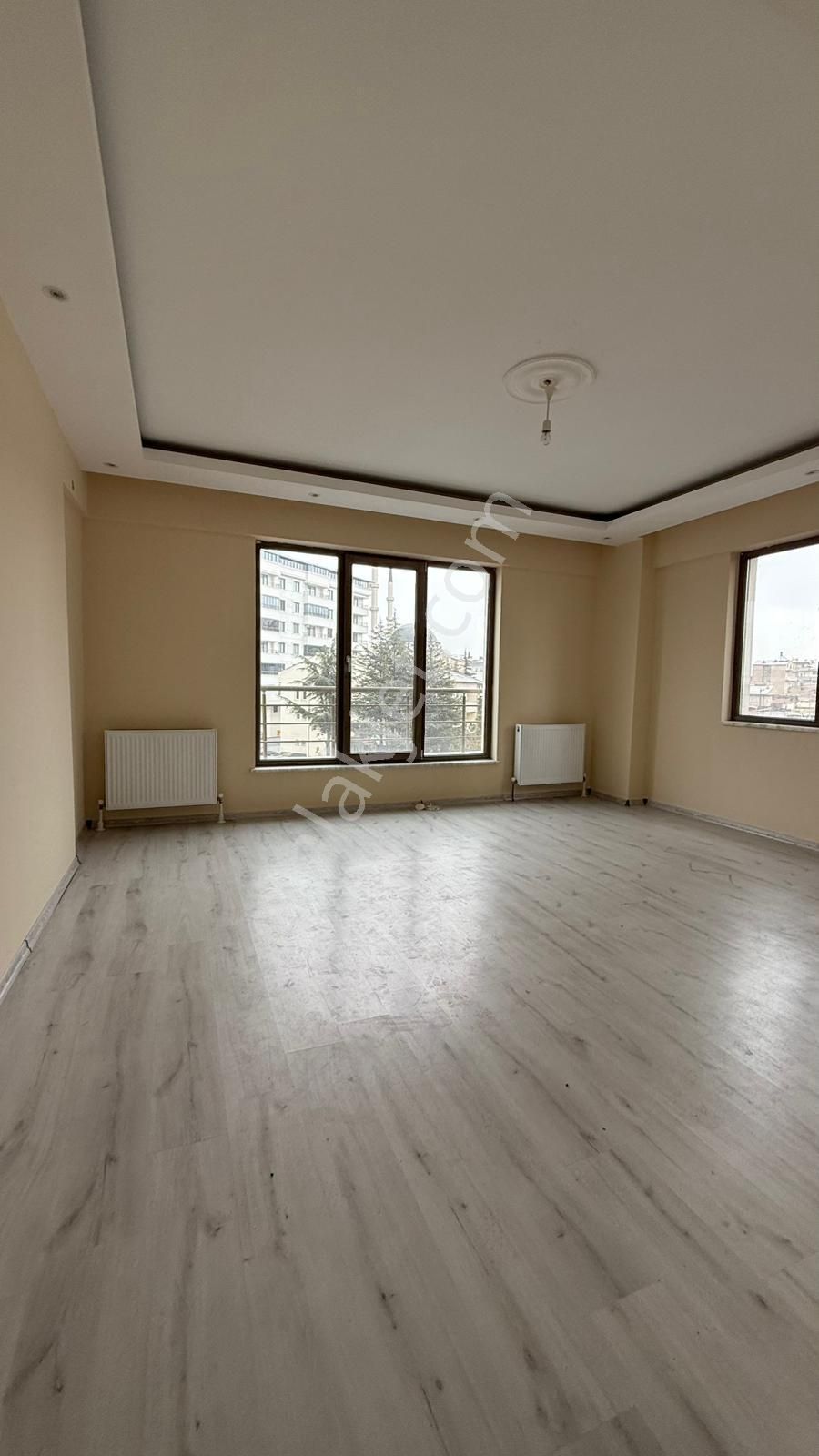 Öz Gaye Emlaktan Develi Çarşı Merkezde Kiralık Daire