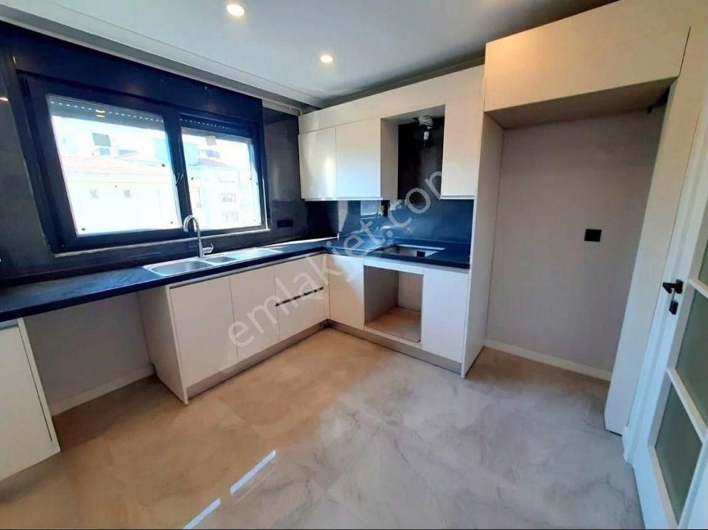 Boş.. Göztepe , Minibüs Cd. Sıfır,balkon,ebeveyn Banyolu,130m2,3+1 Daire