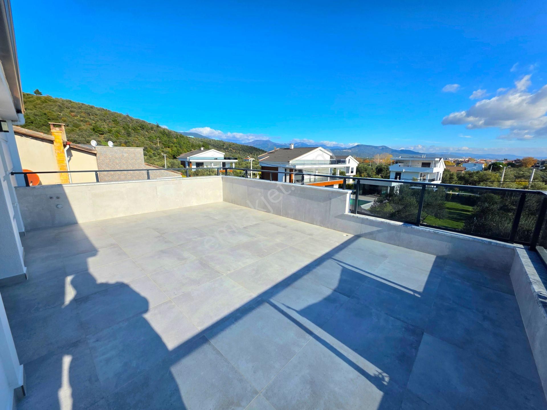 Vahdet'ten Akçay'da Köşe Cephe Muhteşem Müstakil Bahçeli Villa ! - Görsel 32