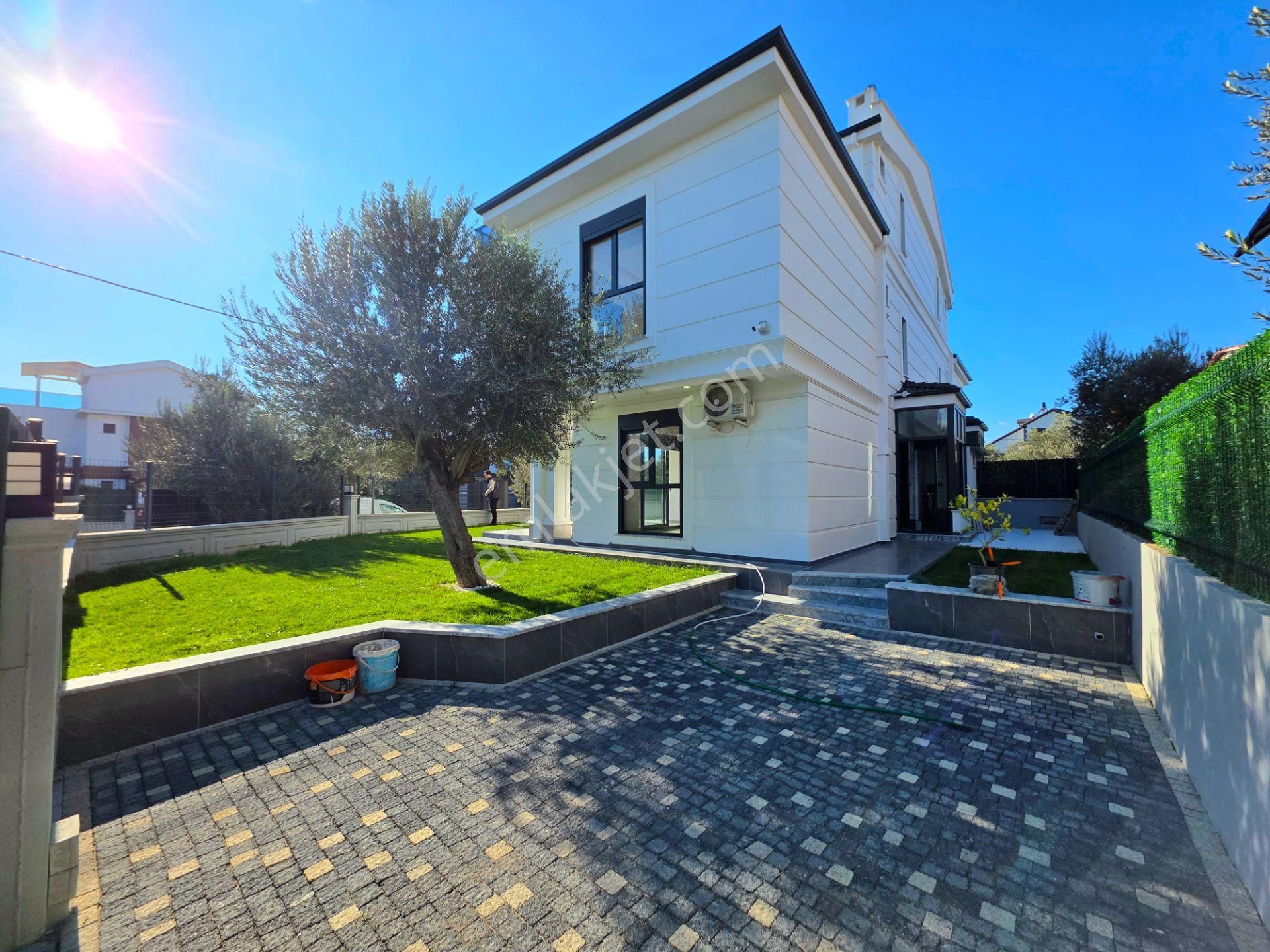 Vahdet'ten Akçay'da Köşe Cephe Muhteşem Müstakil Bahçeli Villa !