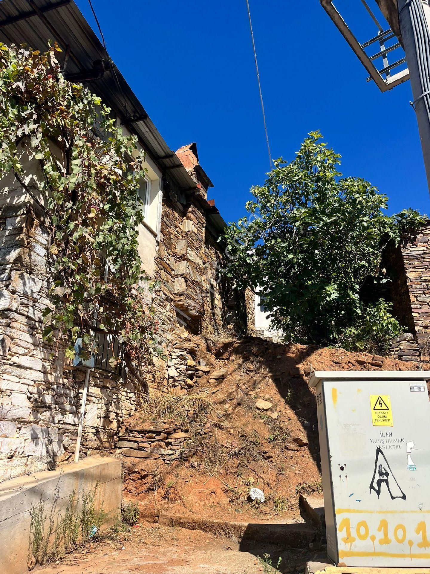 Balcılar Köyünde Satılık İki Katlı Kargir Ev Ve Ahır Avlusu - Görsel 5