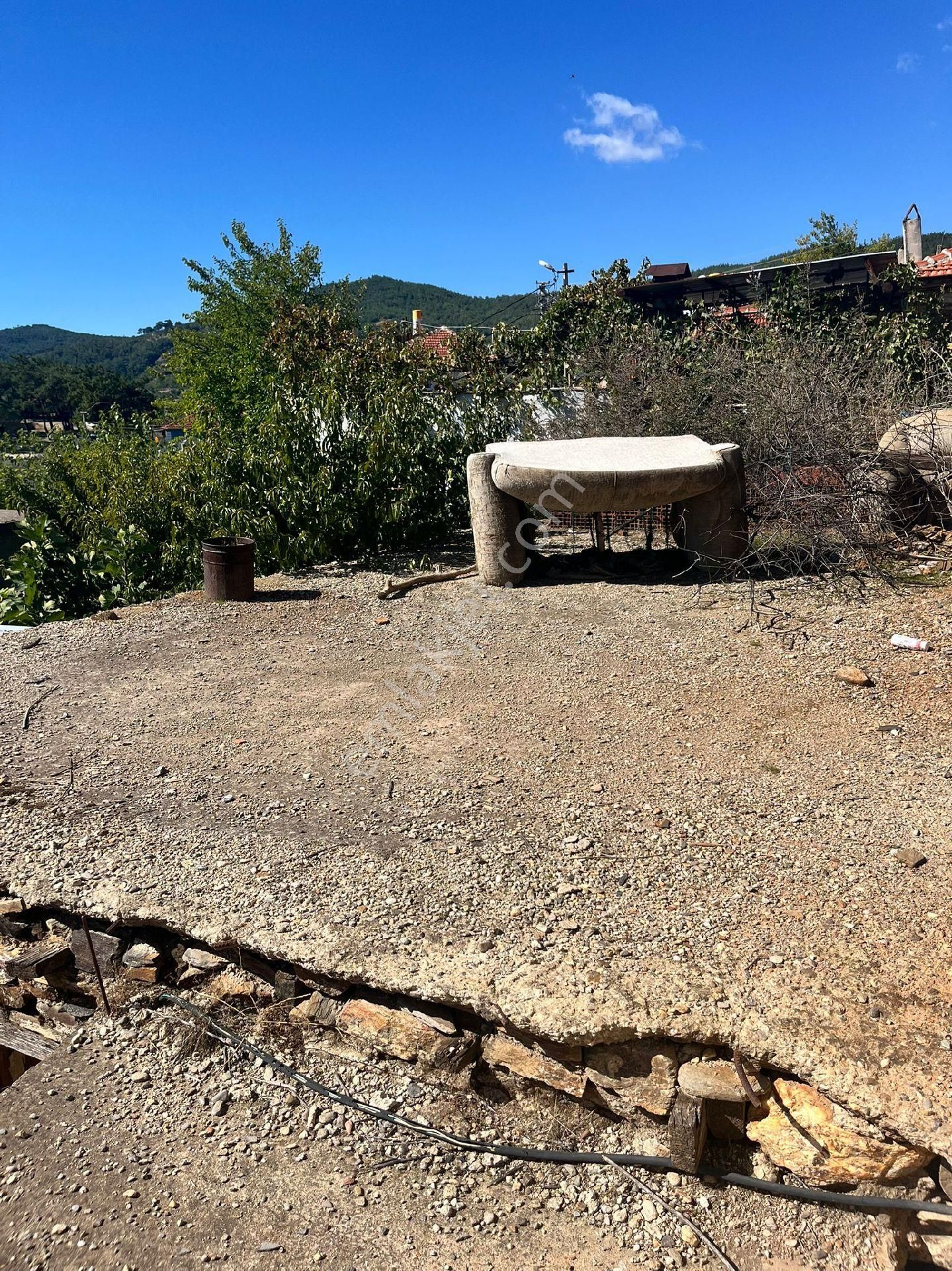 Balcılar Köyünde Satılık İki Katlı Kargir Ev Ve Ahır Avlusu - Görsel 7