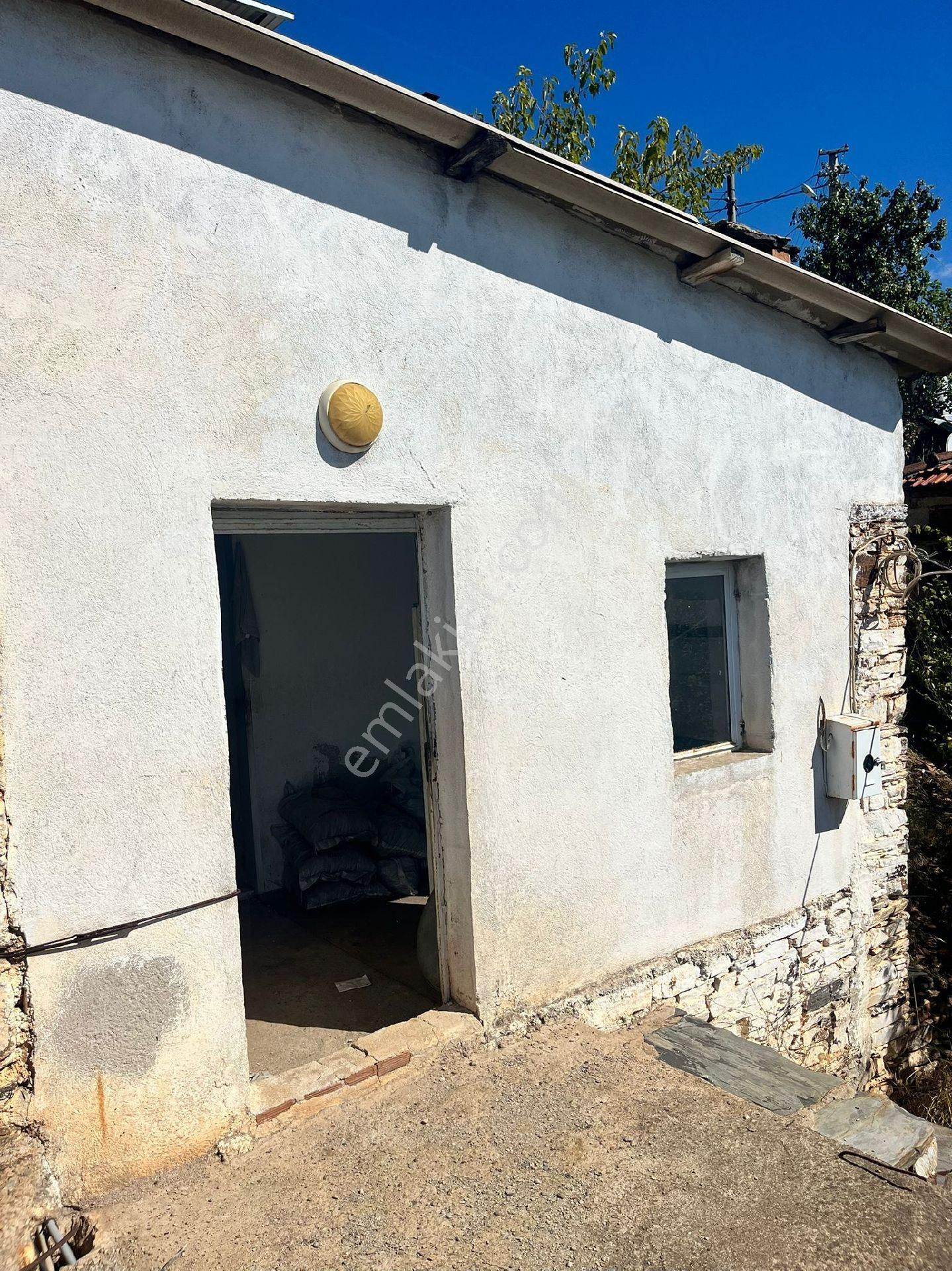 Balcılar Köyünde Satılık İki Katlı Kargir Ev Ve Ahır Avlusu - Görsel 4