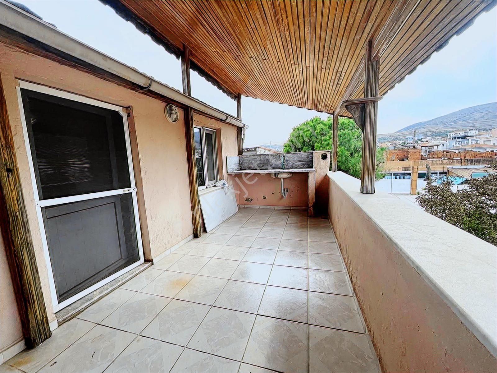 Yenifoça'da Sahile 200 Mt Teraslı, Barbekülü Müstakil Ev - Görsel 17