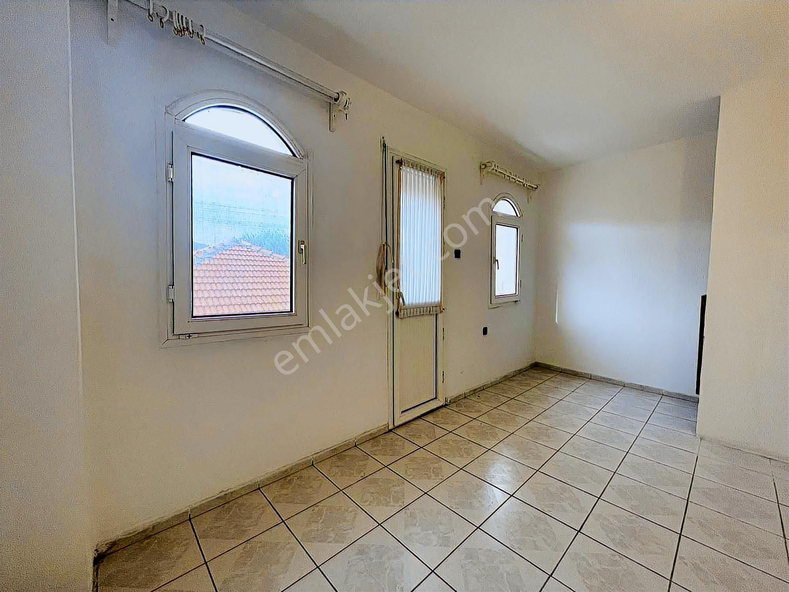 Yenifoça'da Sahile 200 Mt Teraslı, Barbekülü Müstakil Ev - Görsel 3