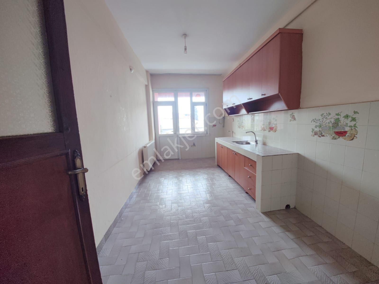 Cemil Cadde Üzerinde 2 Ci Kat 2+1 110 M2 Kombili Balkonlu - Görsel 4