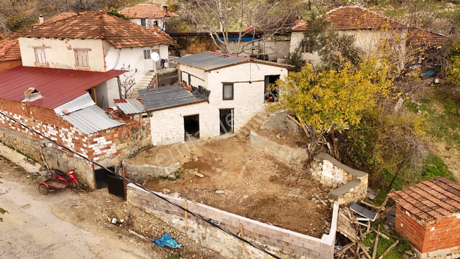 İzmir Bergama Topallar Köyünde Restore Edilmiş Göl Manzaralı Köy Evi - Görsel 2